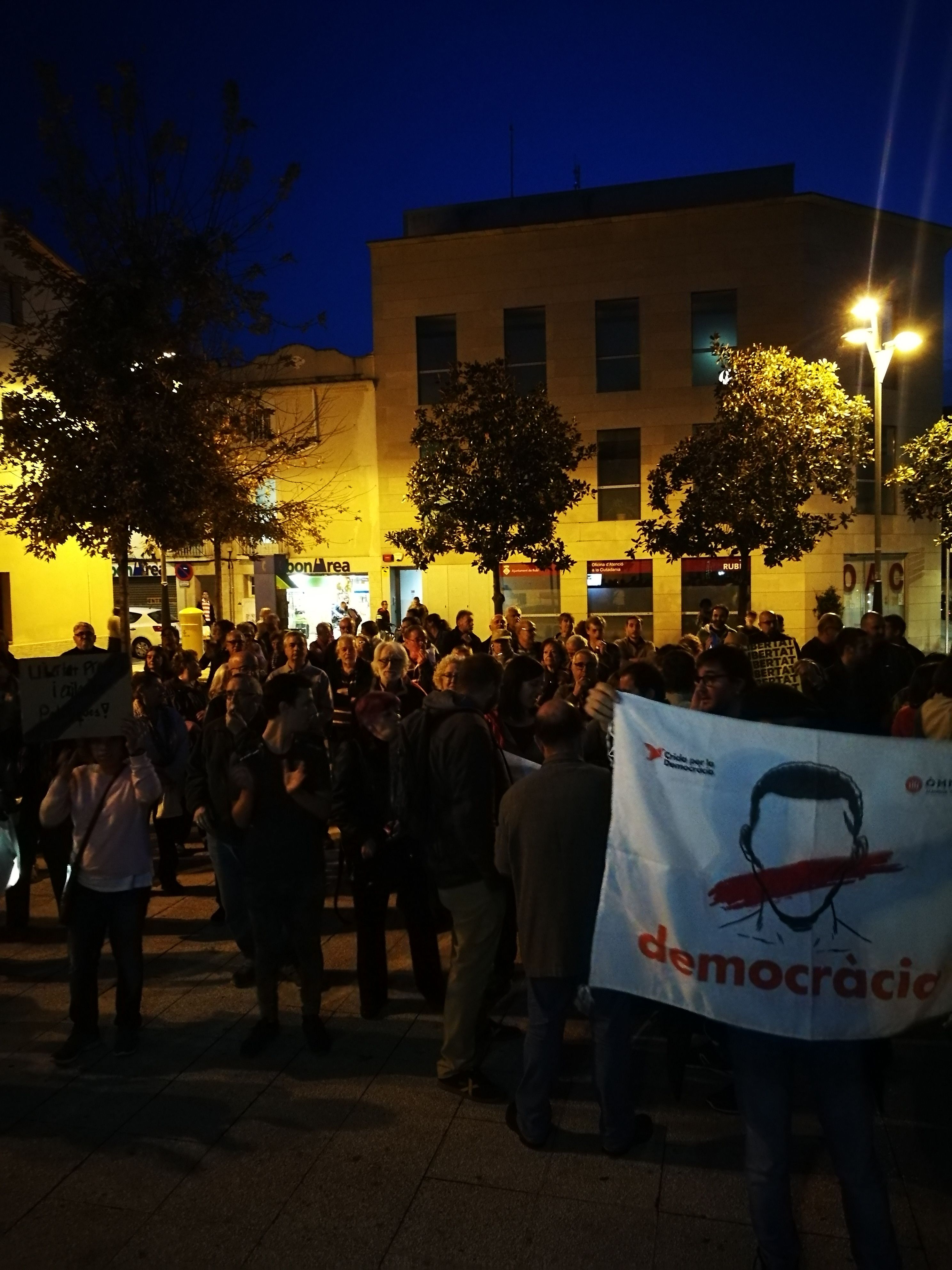 Una seixantena de persones s'han manifestat a les portes de l'Ajuntament. FOTO: Redacció