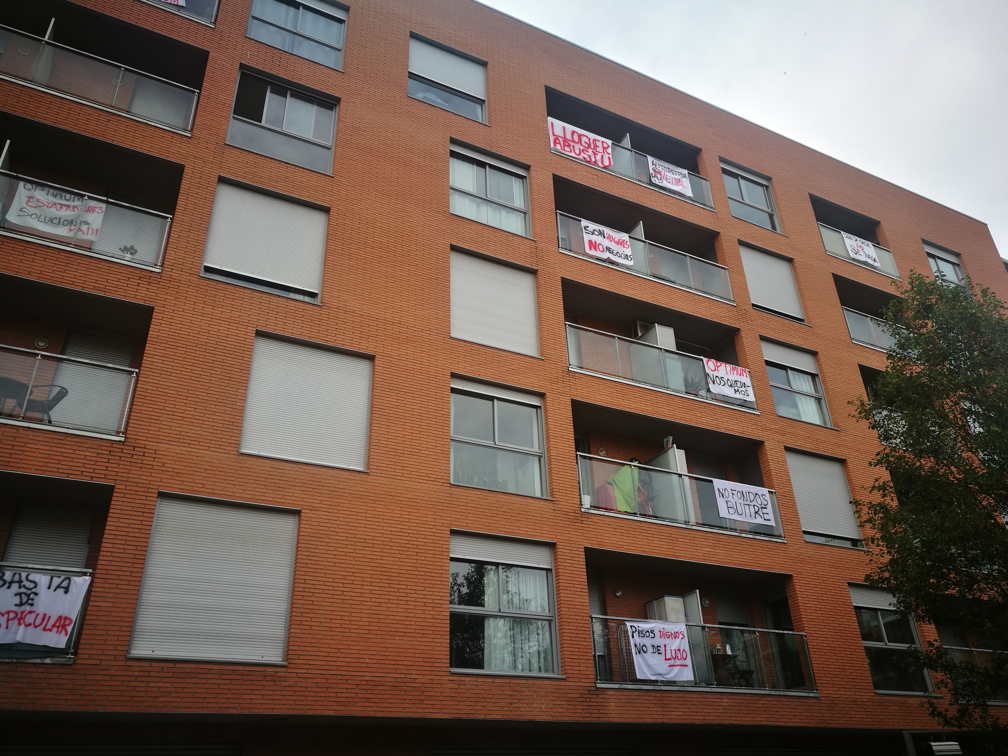 Dels habitatges de Rubí afectats per la compra d'un fons voltor ja pengen pancartes que denuncien la situació FOTO: Redacció