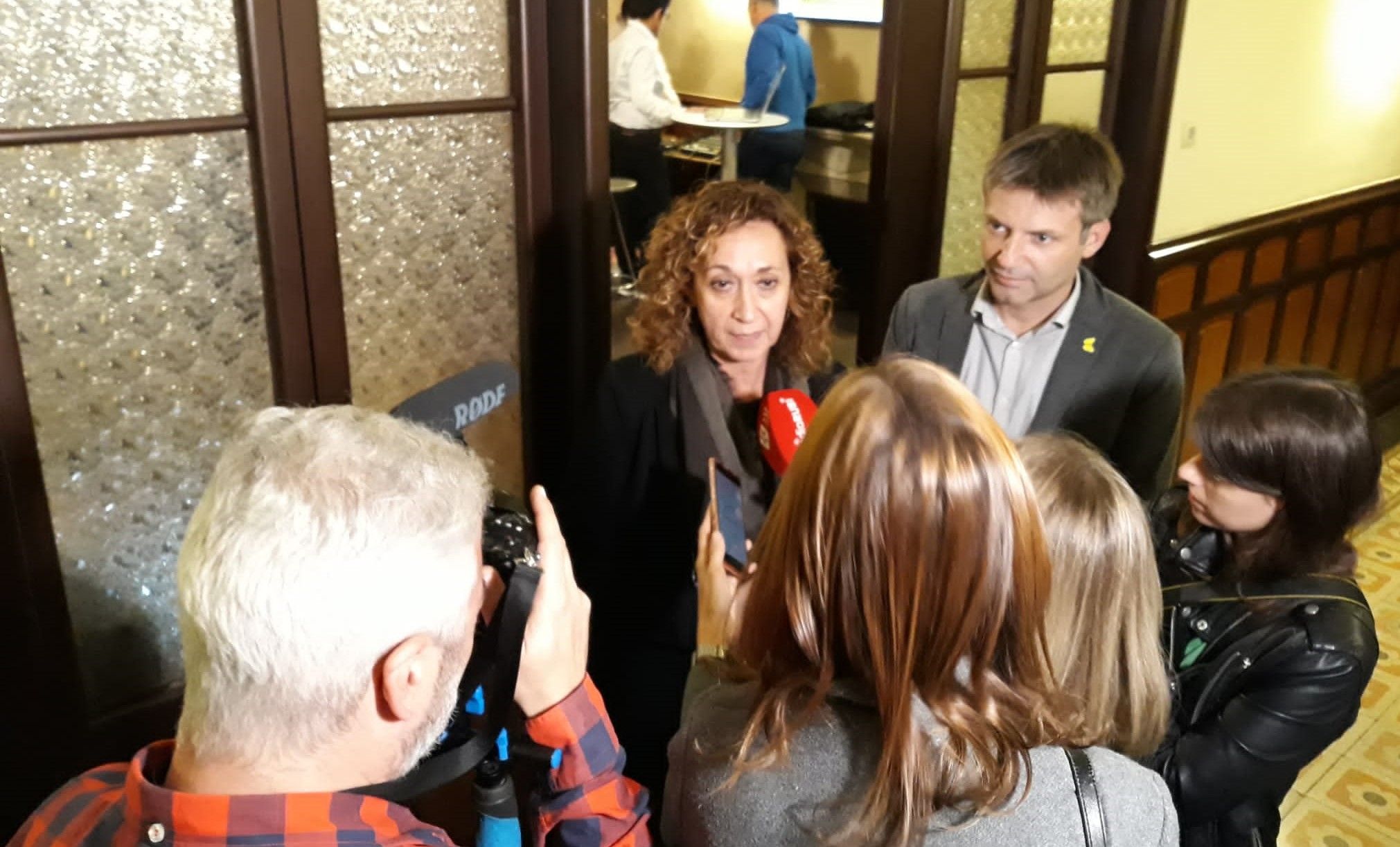 La consellera de Justícia, Ester Capella, parla davant dels mitjans de comunicació locals a l'Ateneu de Rubí. FOTO: Cedida