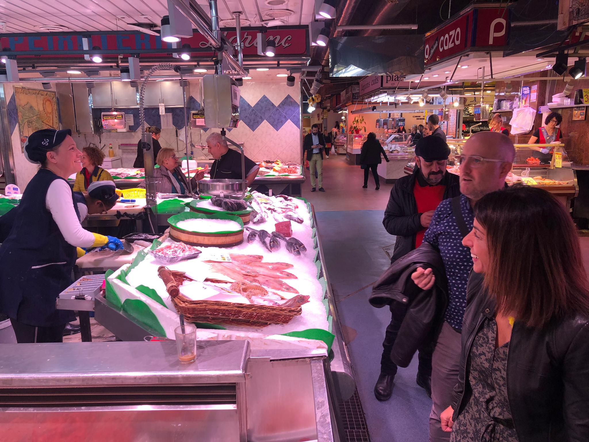 La consellera de Presidència i portaveu del Govern ha visitat el Mercat municipal. FOTO: Cedida