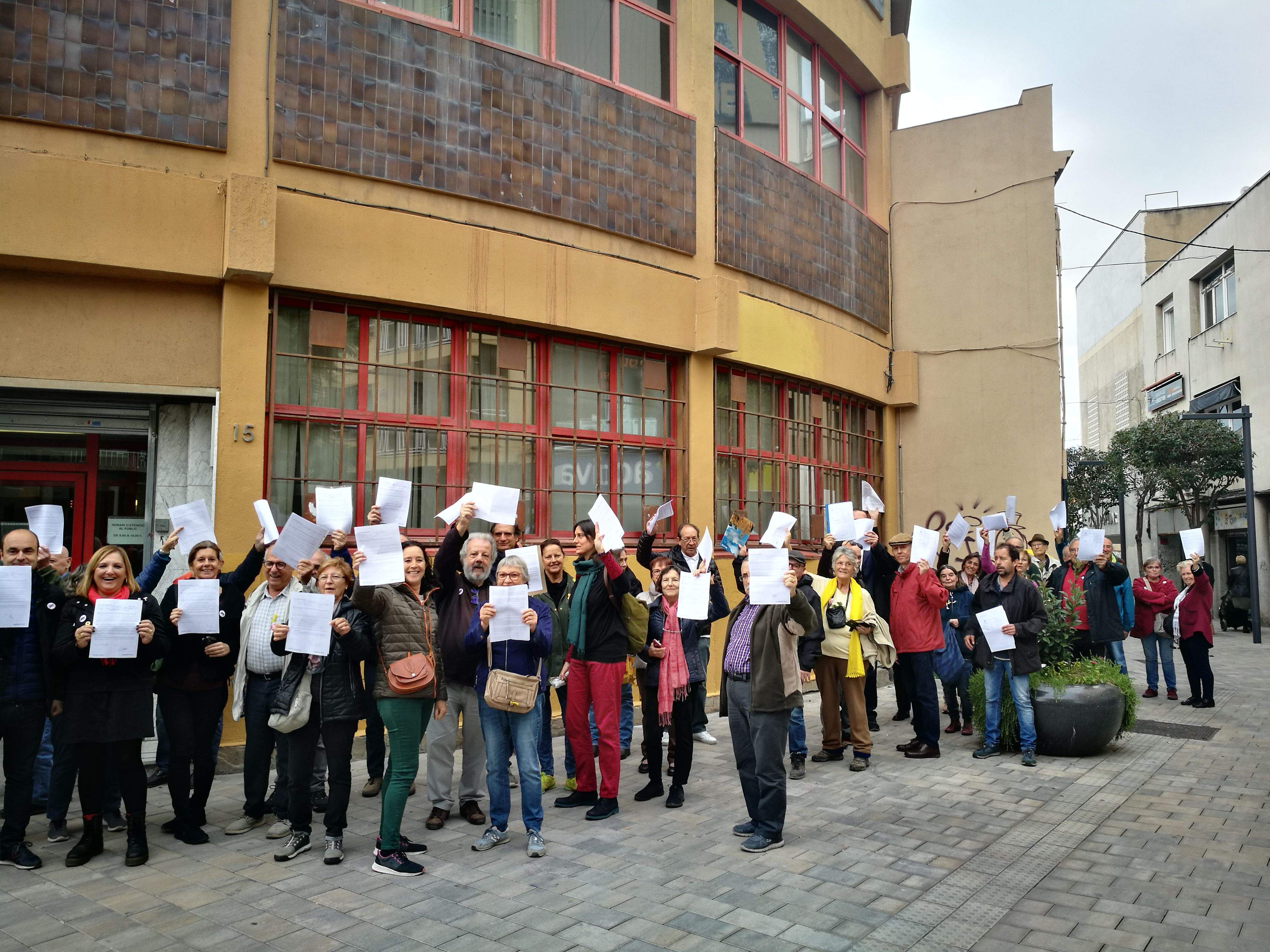 Persones fent cua al jutjat de guàrdia de Rubi per presentar els impressos d'autoinculpació. FOTO: Redacció