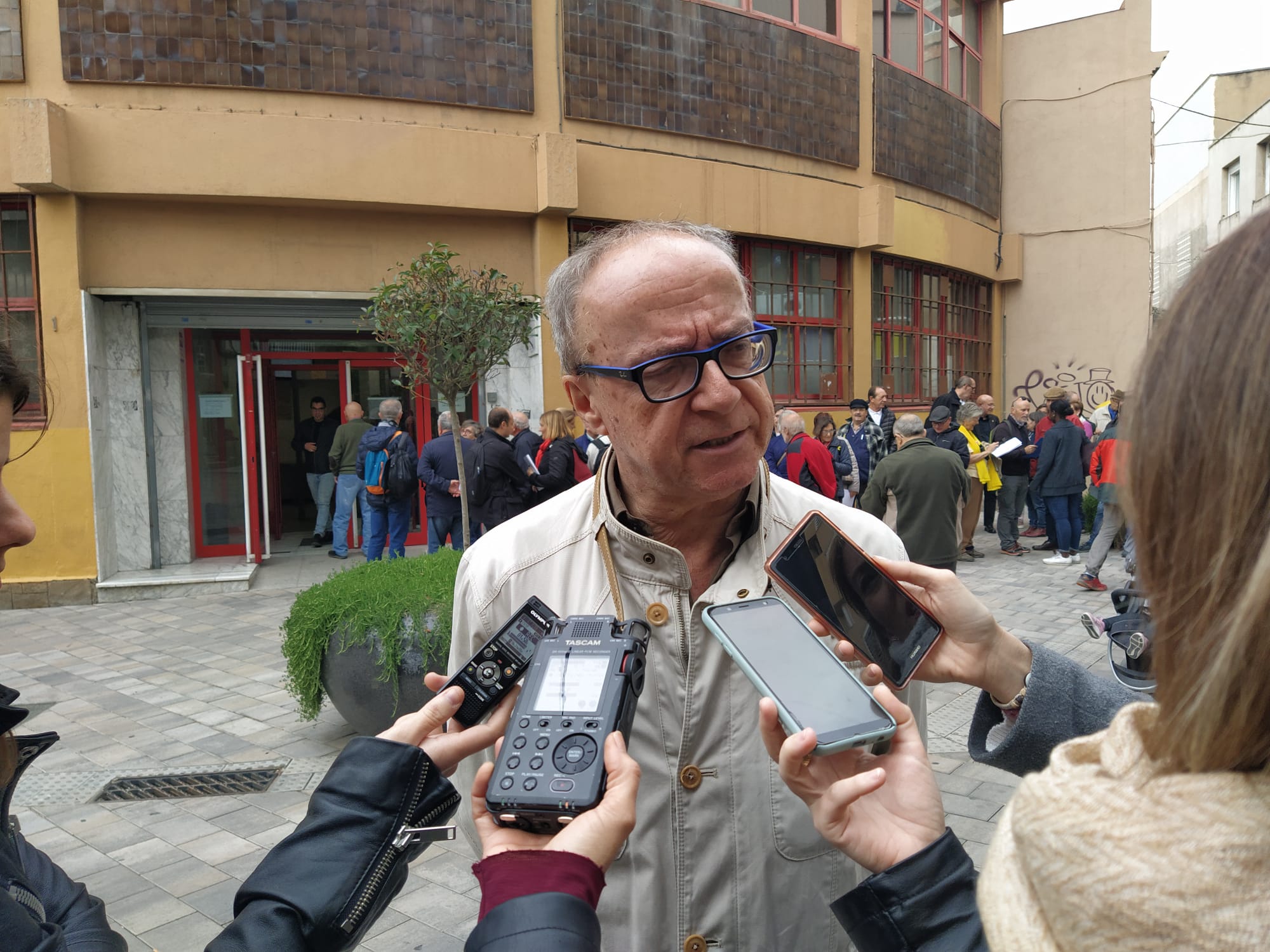 Martí Pujol, portaveu d'Òmnium Cultural a Rubí, davants del mitjans de comunicació locals. FOTO: Cedida