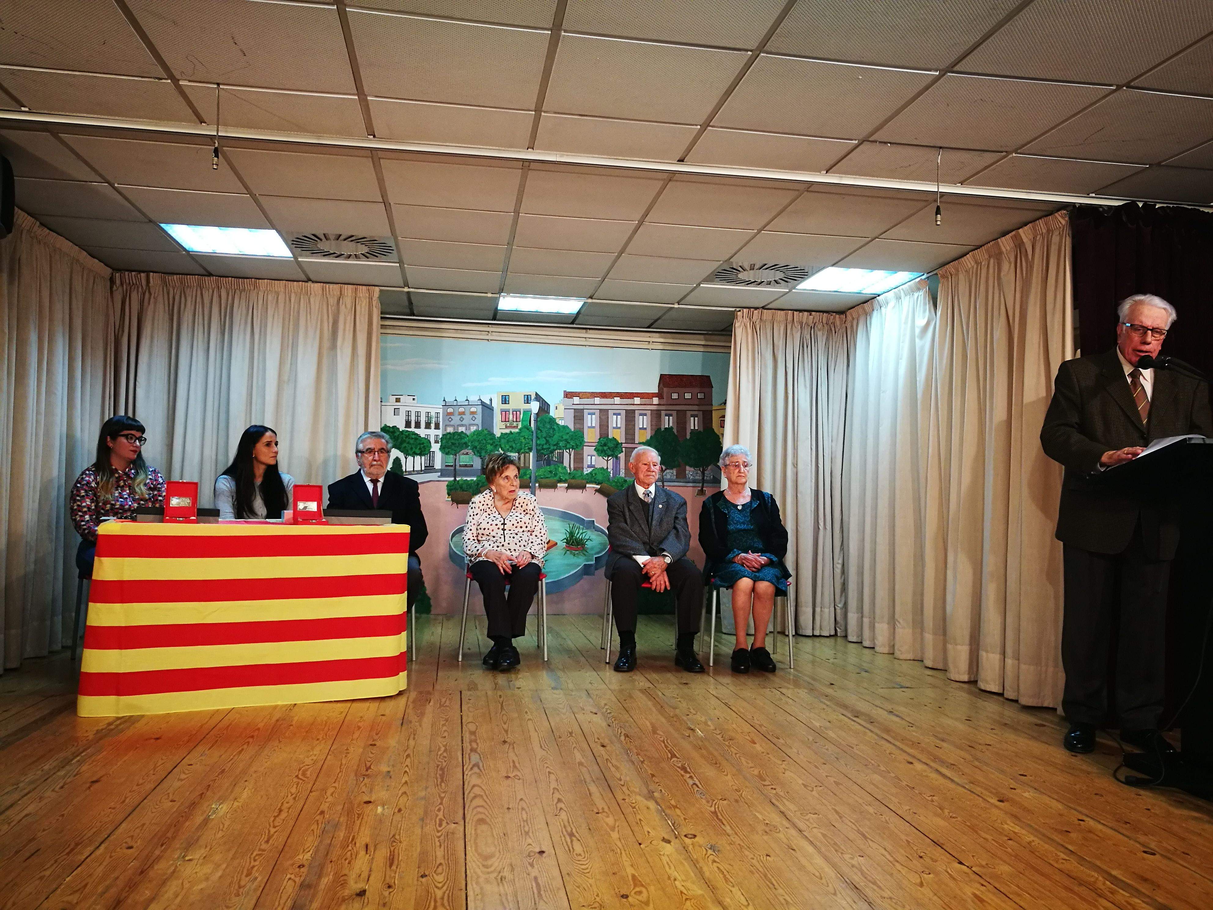 Els homenatjats Carme Serra i Francesc Ribalda, al fons a la dreta. FOTO: Redacció
