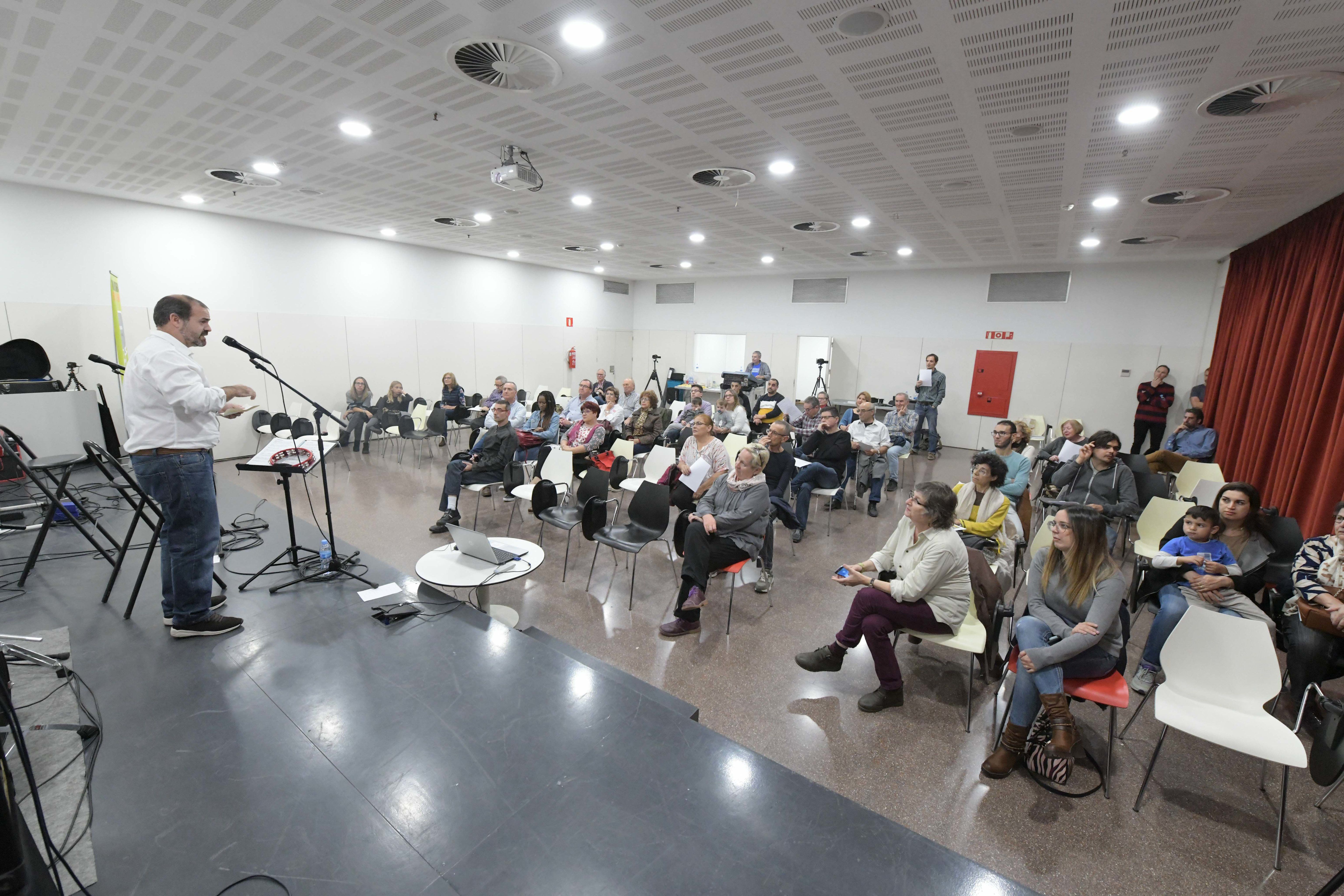 L’auditori de la biblioteca durant la presentació del voluntariat per la llengua. FOTO: Ajuntament de Rubí – Localpres