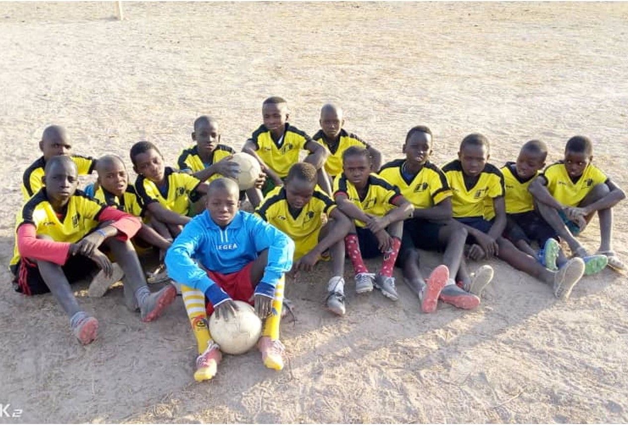 Els nens i joves de Bouloukounda jugaven a la pilota descalços o amb xancletes. FOTO: Cedida