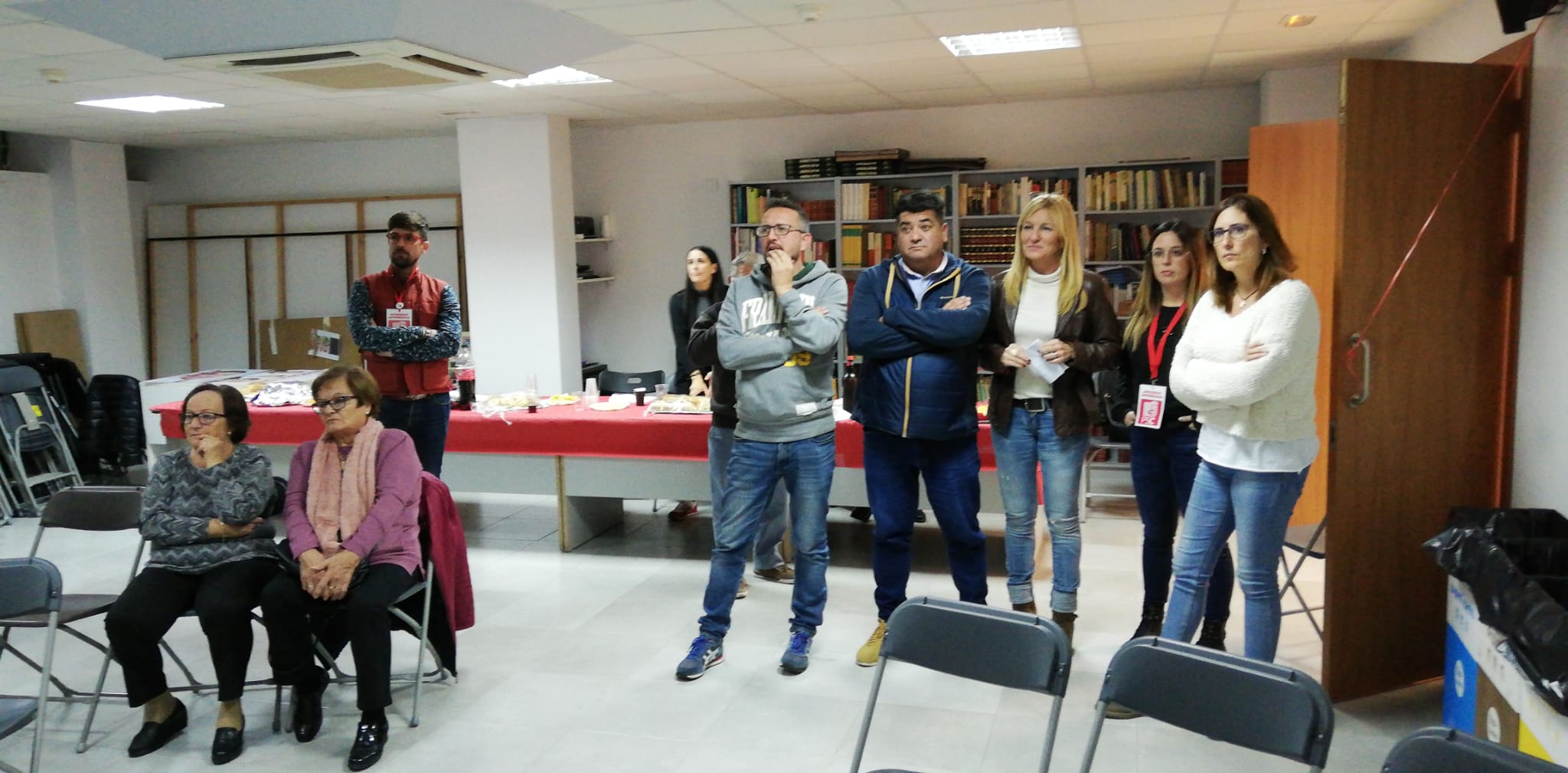 L'equip del PSC de Rubí, amb l'alcaldessa Ana María Martínez, a la seu del partit al final de la jornada electoral. FOTO: Marcel Marsal