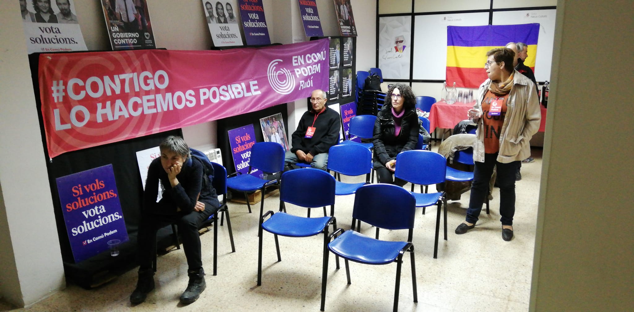 L'ambient a la seu d'En Comú Podem de Rubí, a la sala Neus Català. FOTO: Marcel Marsal