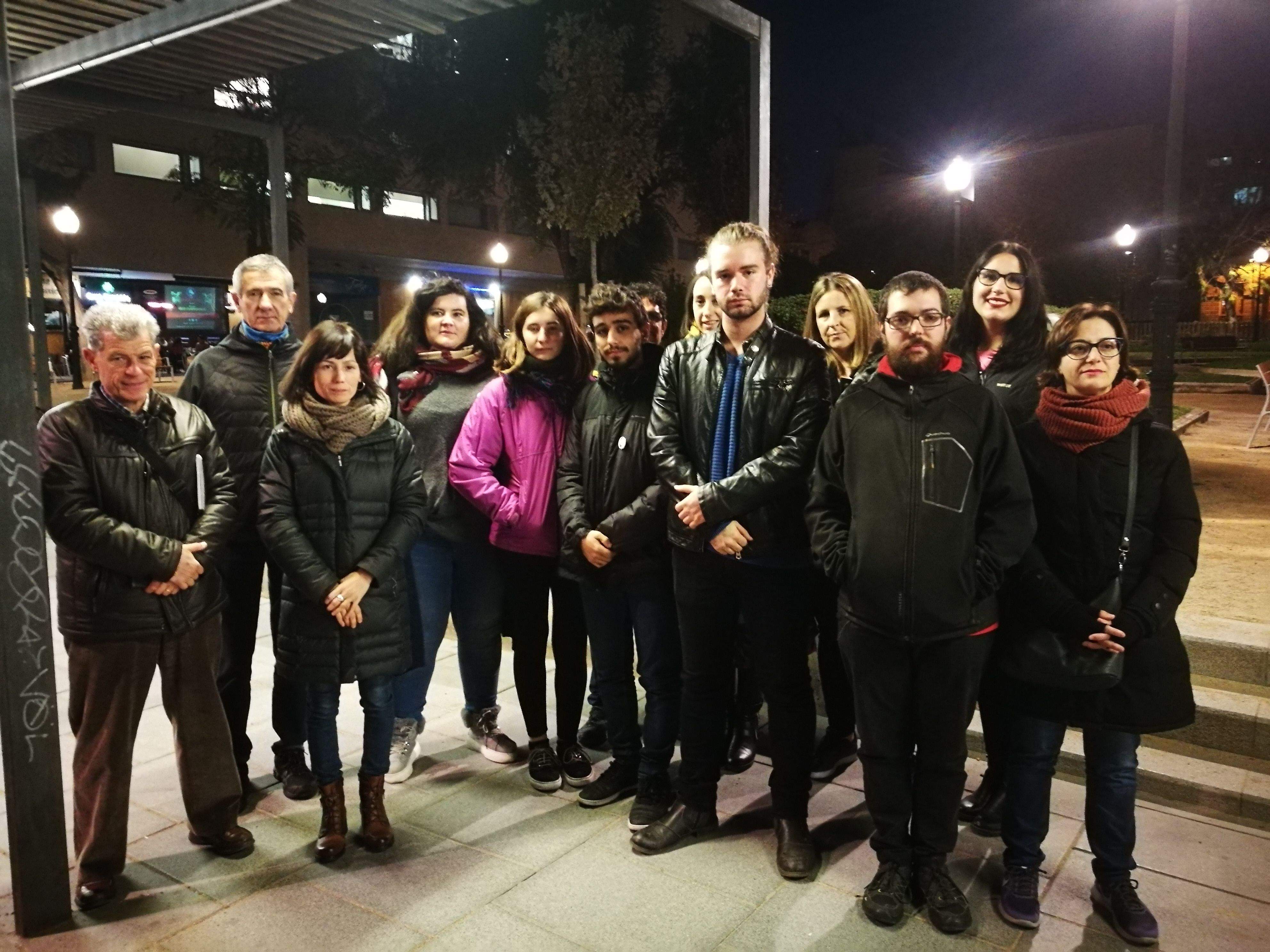 Membres del Jovent Republicà i ERC de Rubí al lloc dels fets després d'explicar el que va passar el divendres 8 de novembre als mitjans de comunicació. FOTO: Redacció