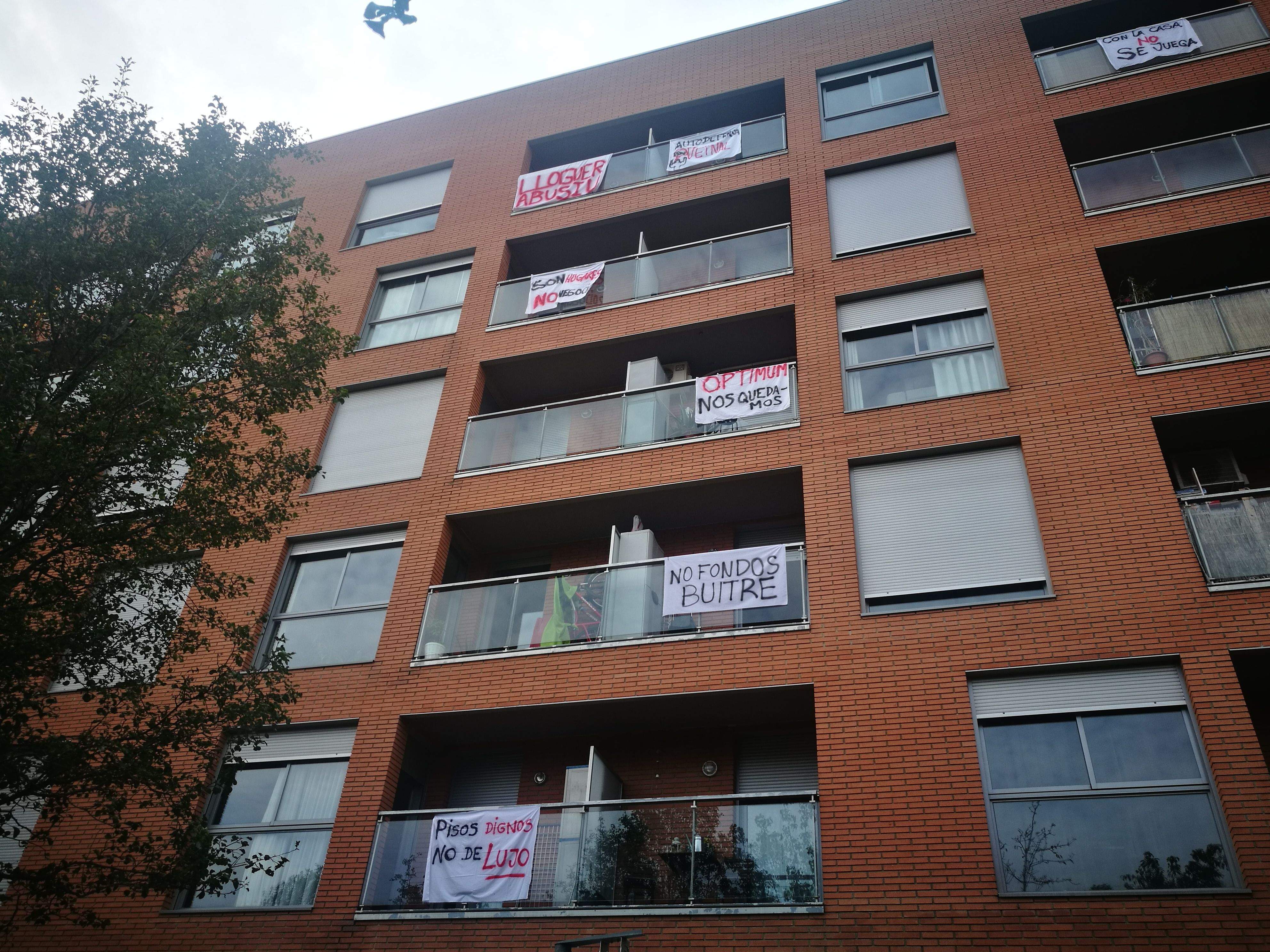 Un edifici del carrer Magallanes de Rubí afectat per la compra d'un fons voltro. FOTO: Redacció
