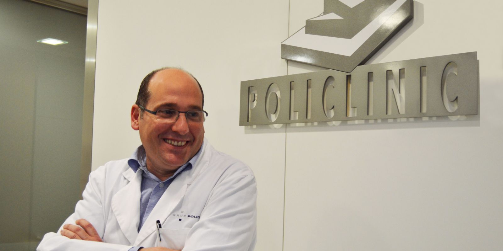 El Dr. Adán aplica els factors de creixement plaquetaris per al tractament de lesions articulars i tendinoses FOTO: Cedida