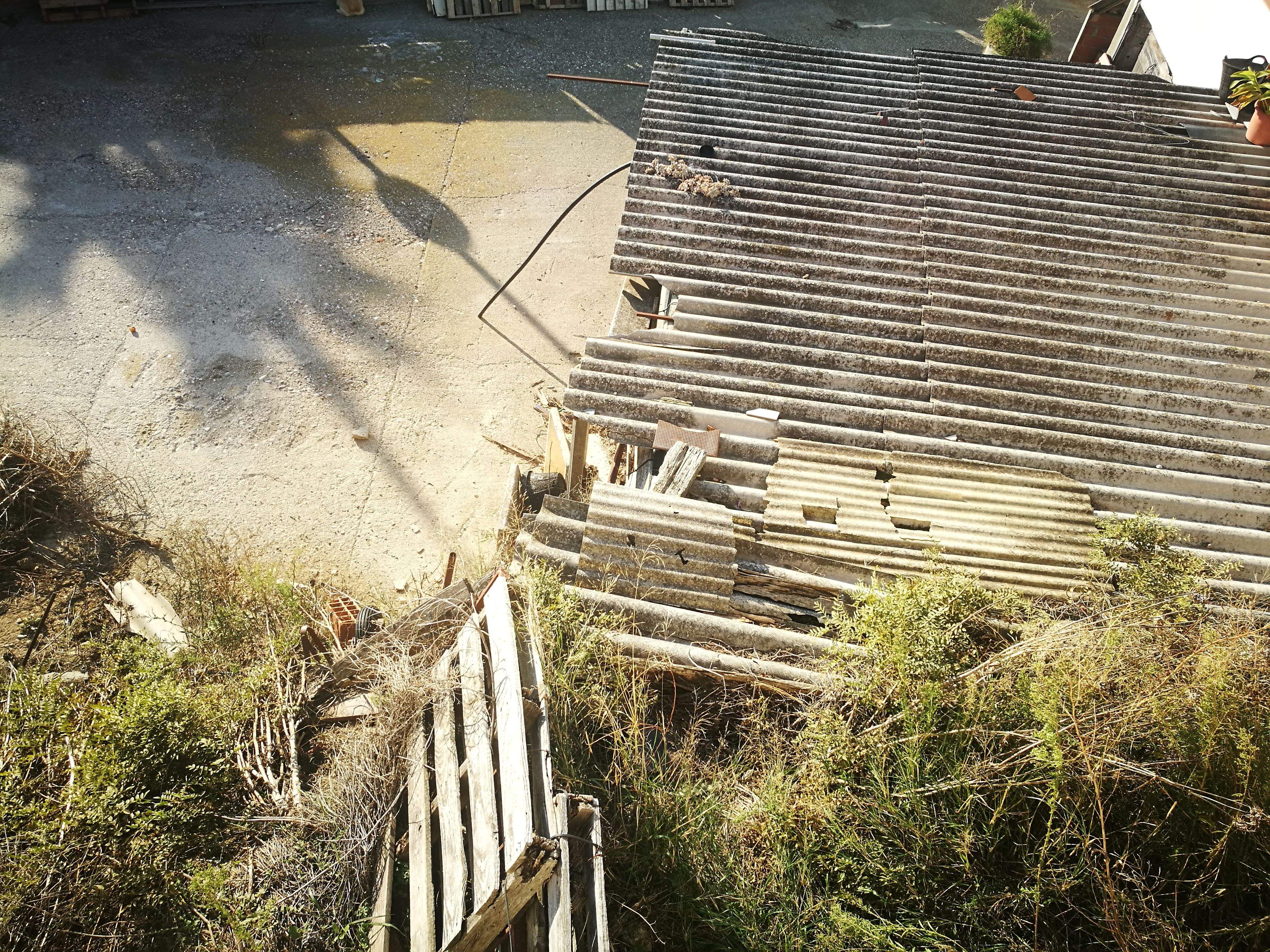 Les plaques d'uralita, ondulades o llises, contenen fibrociment amb amiant. FOTO: Redacció Les plaques d'uralita, ondulades o llises, contenen fibrociment amb amiant. FOTO: Redacció