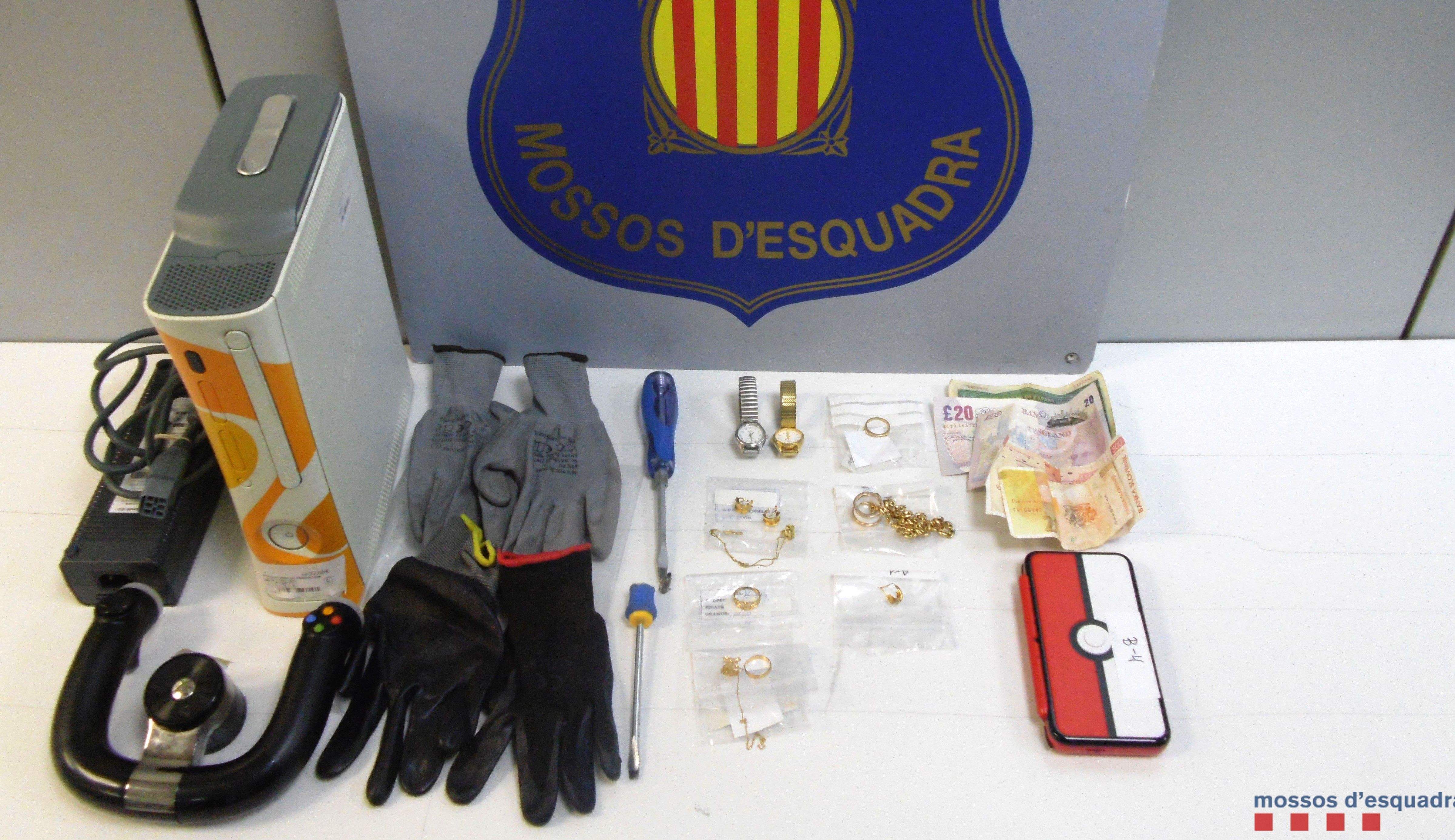 Articles robats pels lladres en un domicili. FOTO: Mossos d'Esquadra