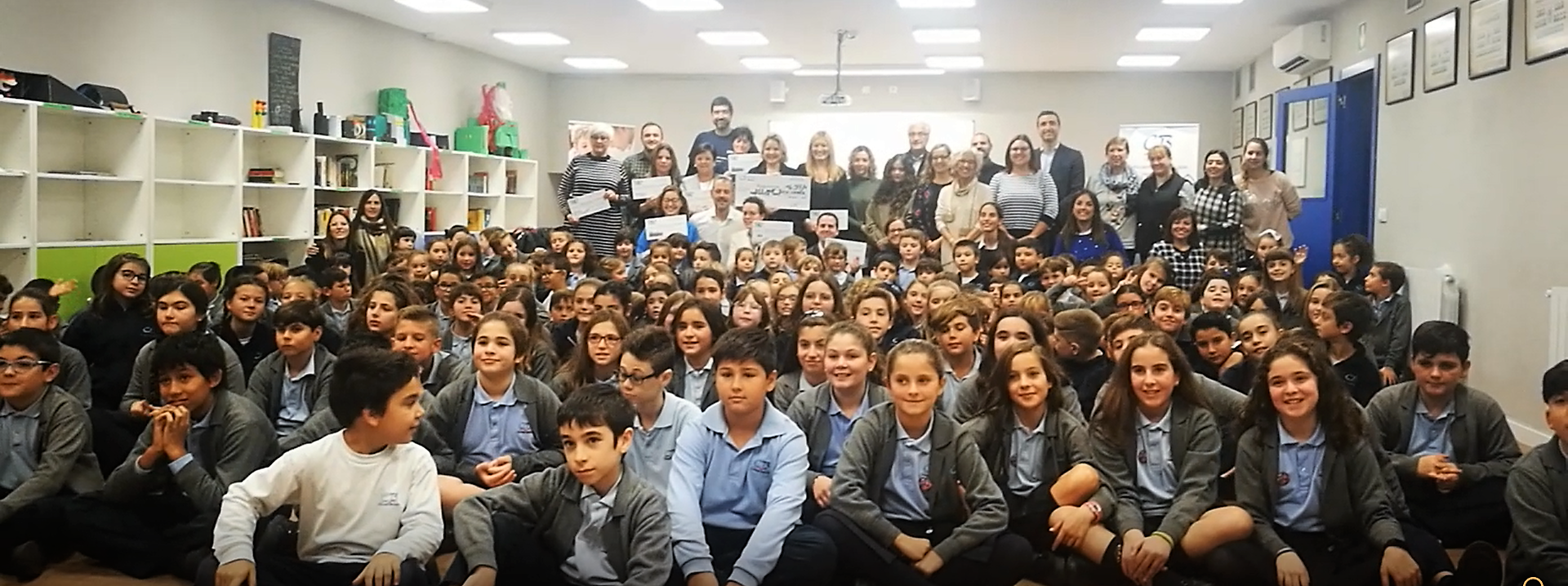 Alumnes de l'escola Balmes i representants de l'hospital, l'Ajuntament i col·laboradors en la iniciativa solidària. FOTO: Redacció