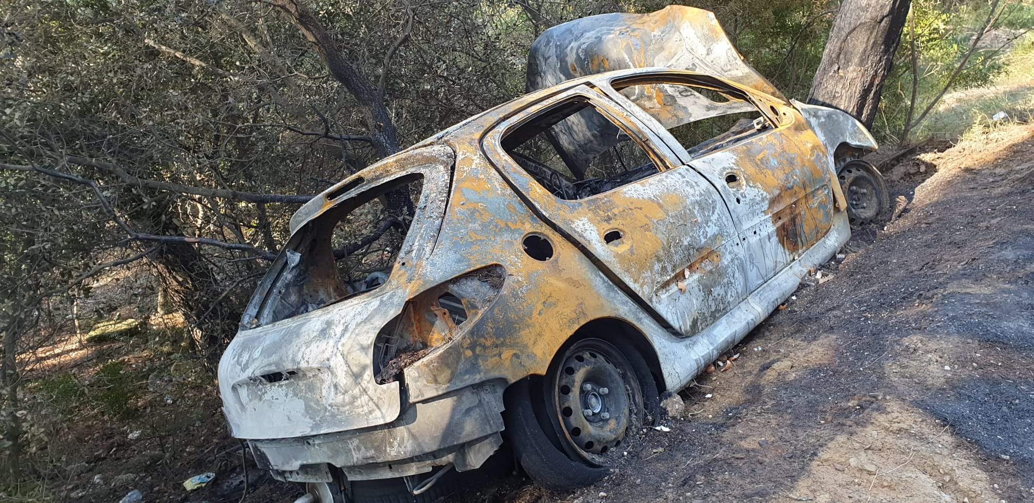 El cotxe roman totalment calcinat al camí de Sant Muç de Rubí. FOTO: Joaquim Gràcia