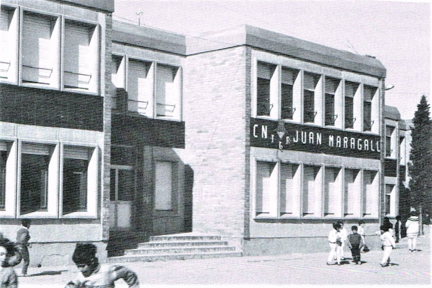 L’Escola Joan Maragall segueix amb la seva activitat docent malgrat el problema de la seva apartada situació. FOTO: Llibre Rubí als pupitres. Una crònica escolar de 1812 a 2006, de Jaume Parras i Manuel Santirso