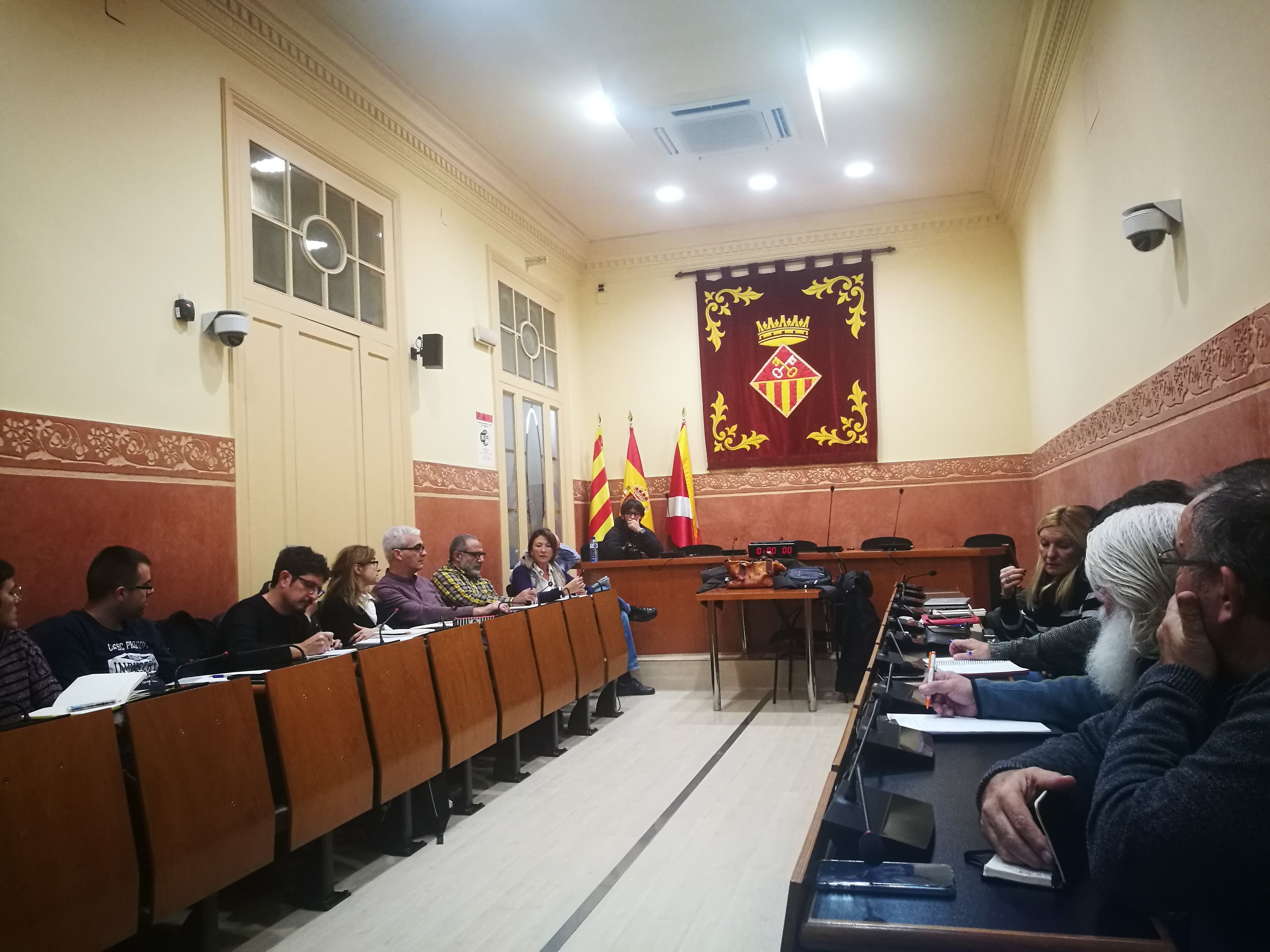 A la mesa d'abocadors han assistit representants de l'equip de govern, dels grups municipals  i membres de la plataforma. FOTO: Redacció