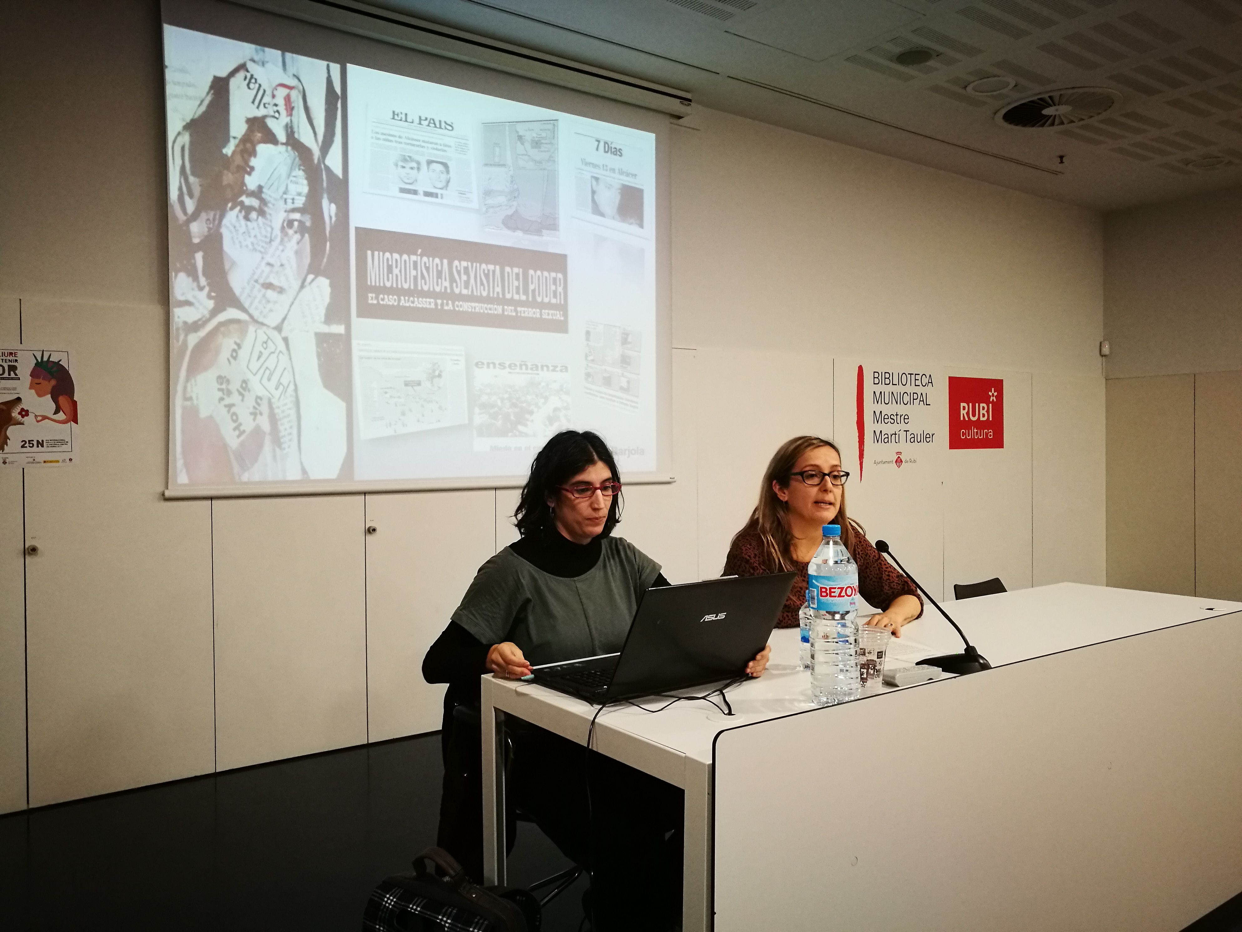 Nerea Barjola i Yolanda Ferrer, regidora d'Igualtat de l'Ajuntament de Rubí, a l'auditori de la biblioteca municipal. FONT: Redacció