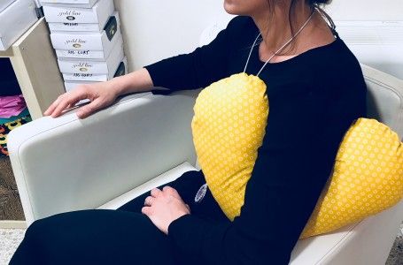 Aquests coixins serviran per calmar el dolor de la incisió i la tensió dels músculs de l’espatlla de dones sotmeses a una mastectomia. FOTO: Oncolliga de Girona