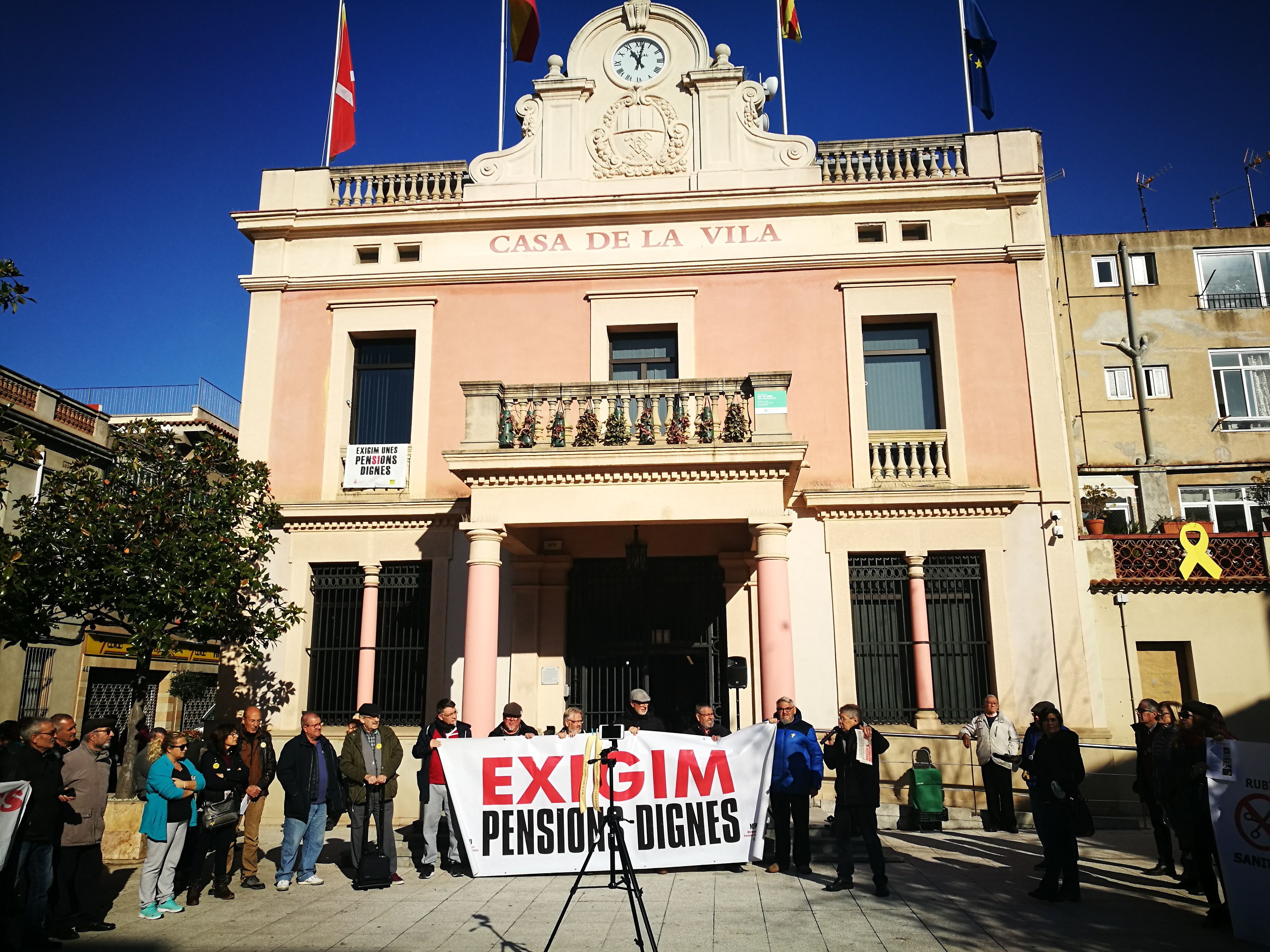 Concentració dels pensionistes de Rubí a les portes de l'Ajuntament. FOTO: Redacció