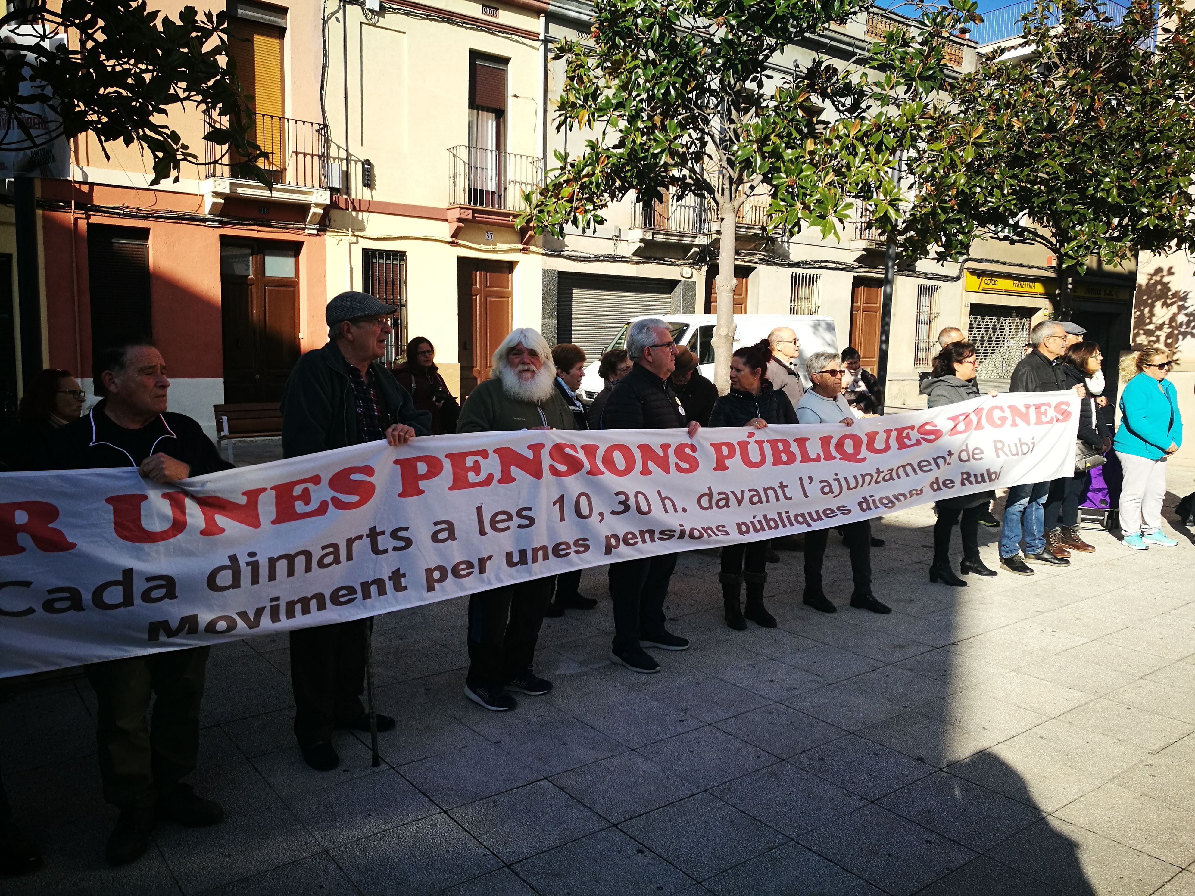 L’activista i economista Ramon Franquesa ha intervingut a la concentració dels pensionistes de Rubí. FOTO: Redacció