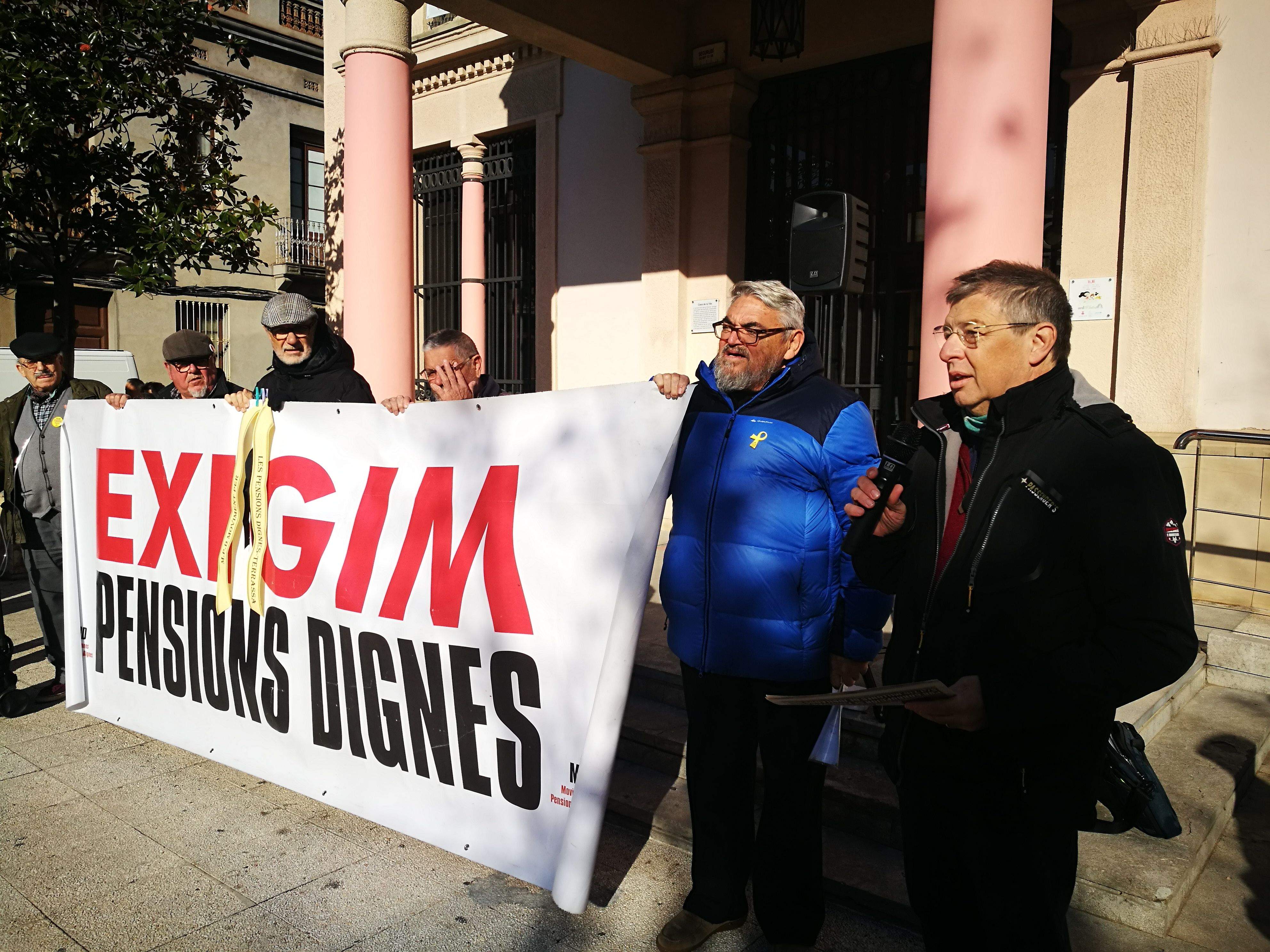 Ramon Franquesa durant el seu parlament a la concentració del Moviment per unes pensions públiques dignes de Rubí. FOTO: Redacció Ramon Franquesa durant el seu parlament a la concentració del Moviment per unes pensions públiques dignes de Rubí. FOTO: Redacció