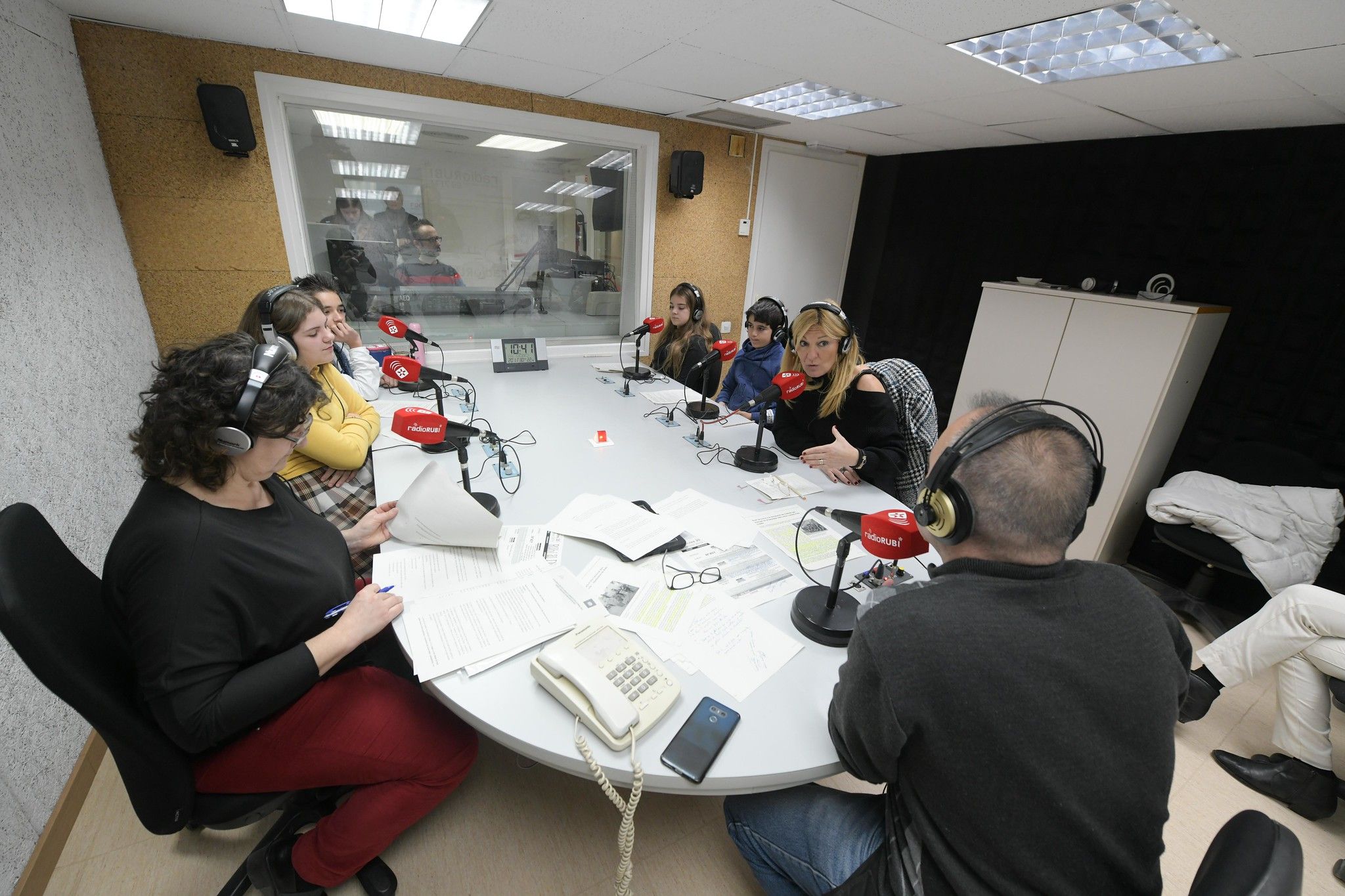 Representants del Consell dels Infants i Joves han llegit un manifest a Ràdio Rubí. FOTO: Ajuntament de Rubí - Localpres)