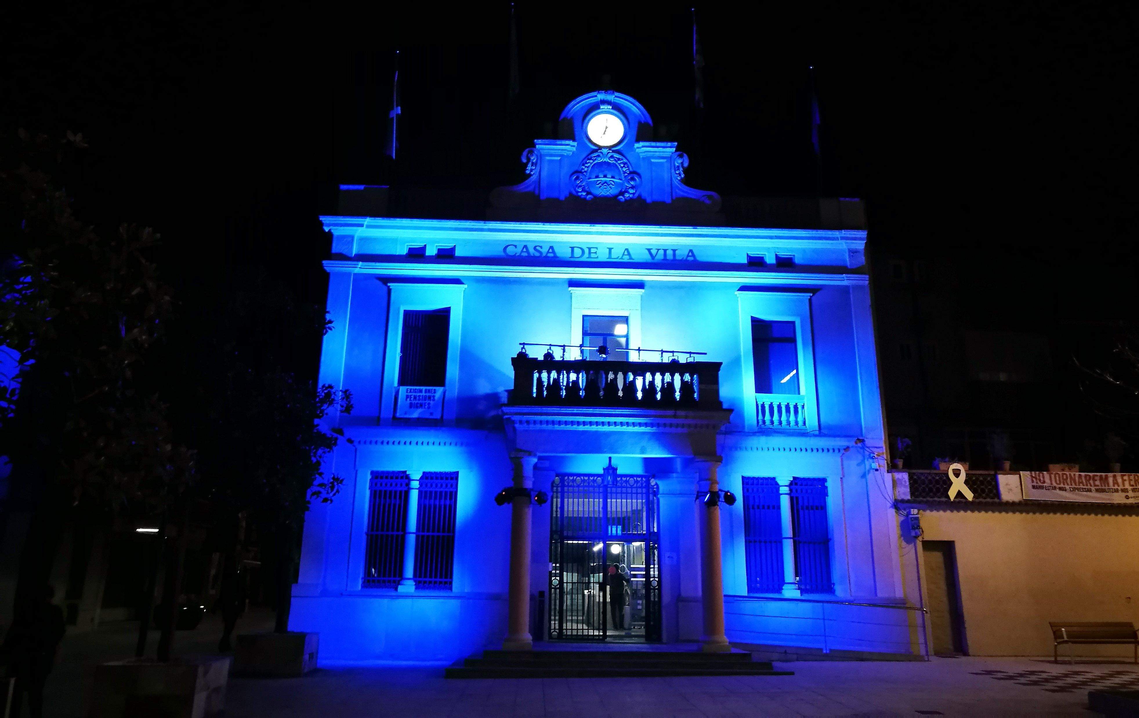 L'Ajuntament de Rubí ha seguit la iniciativa de la UNICEF d'il·luminar un edifici emblemàtic de la ciutat de color blau pels drets dels infants. FOTO: Redacció L'Ajuntament de Rubí ha seguit la iniciativa de la UNICEF d'il·luminar un edifici emblemàtic de la ciutat de color blau pels drets dels infants. FOTO: Redacció