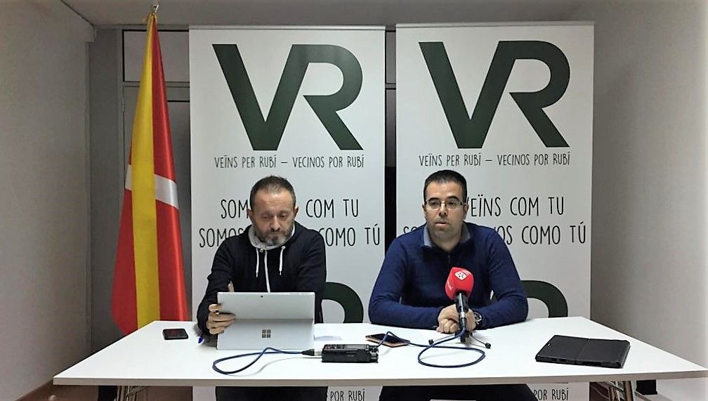 De dreta a esquerra, Toni Garcia, portaveu de Veïns per Rubí, i Ricard Sarabia, membre del grup municipal. FOTO: Arxiu