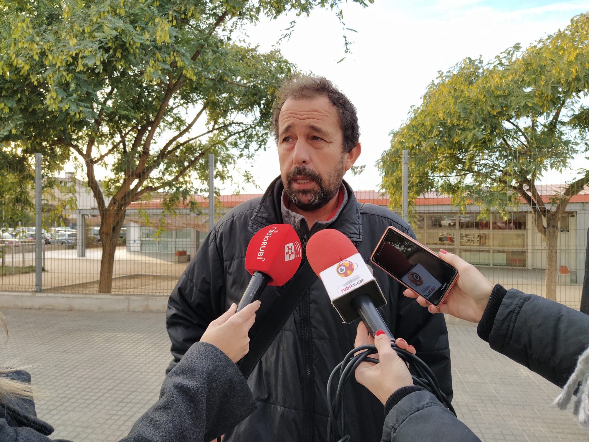Jordi Muntan, membre de l'AUP, parla davant dels mitjans de comunicació locals de Rubí. FOTO: Cedida