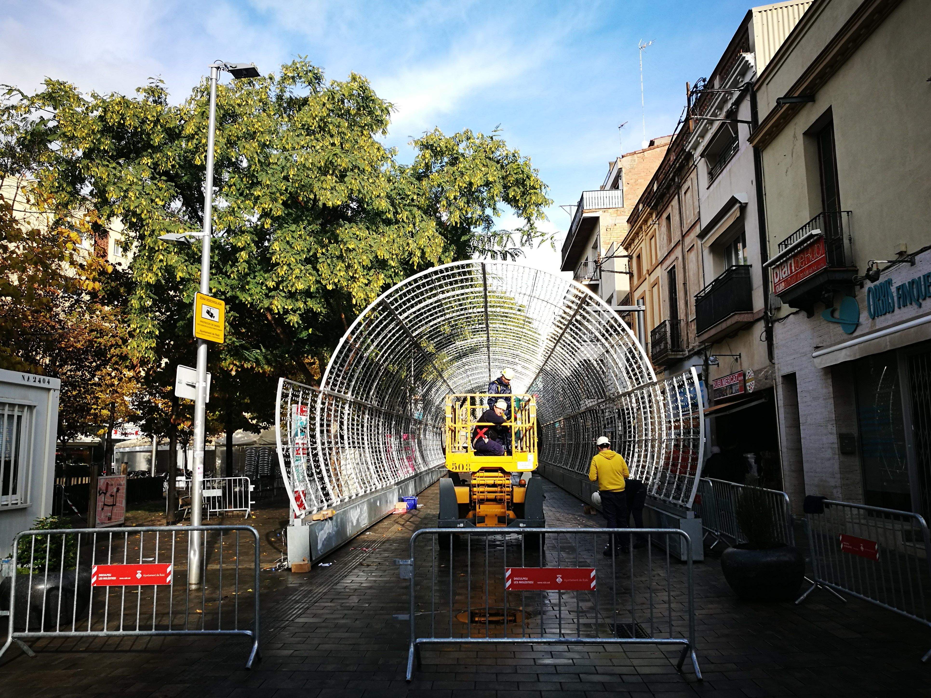 El túnel de llum aquest any s'amplia amb altres elements ornamentals, com un laberint i arbres de llum. FOTO: Redacció