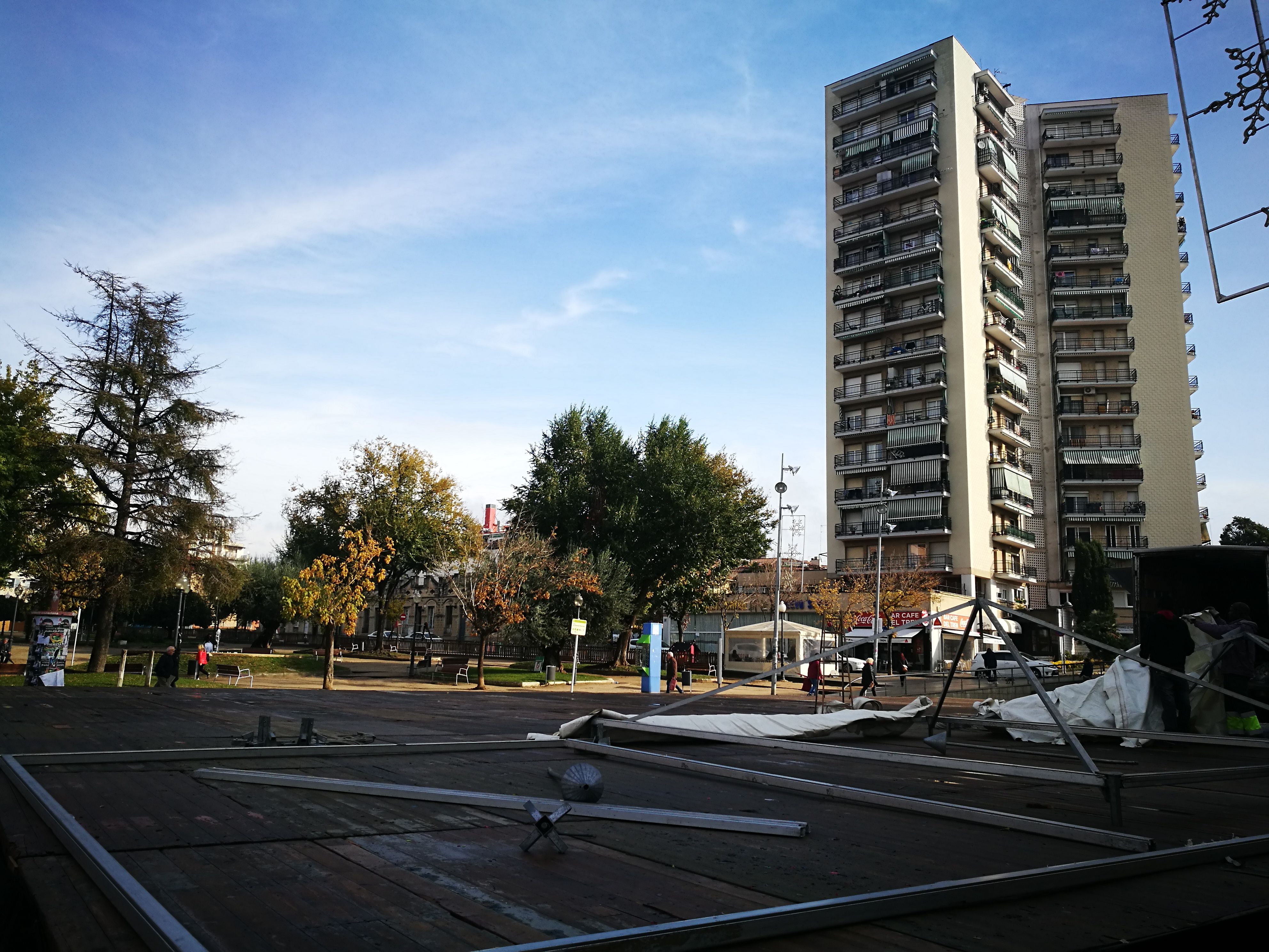 Muntatge de la pista de gel a l'aire lliure a la plaça de l'Estació de Rubí. FOTO: Redacció