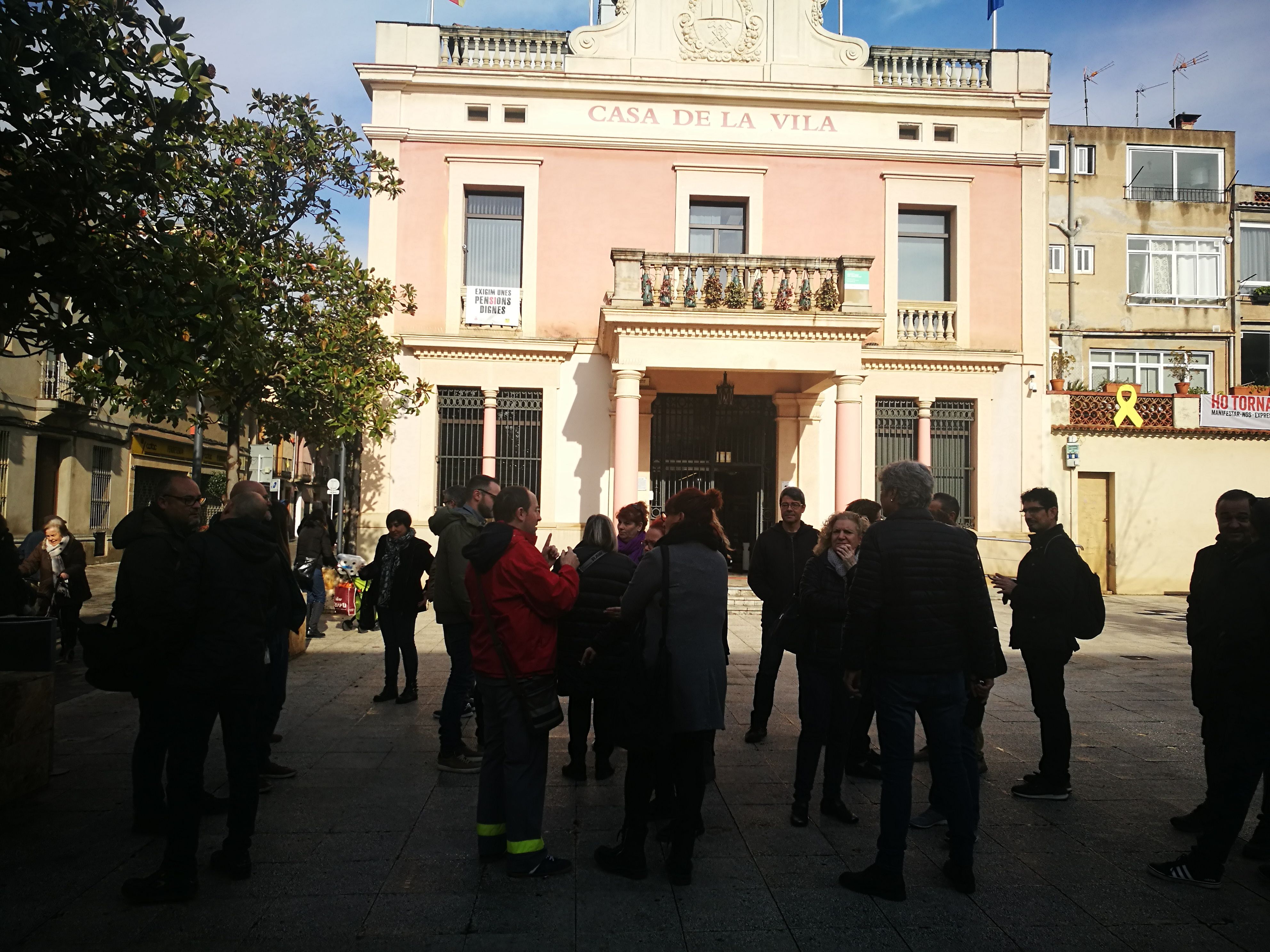 Representants i líders sindicals de Continental Automotive abans d'entrar a la reunió amb l'Ajuntament de Rubí. FOTO: Redacció