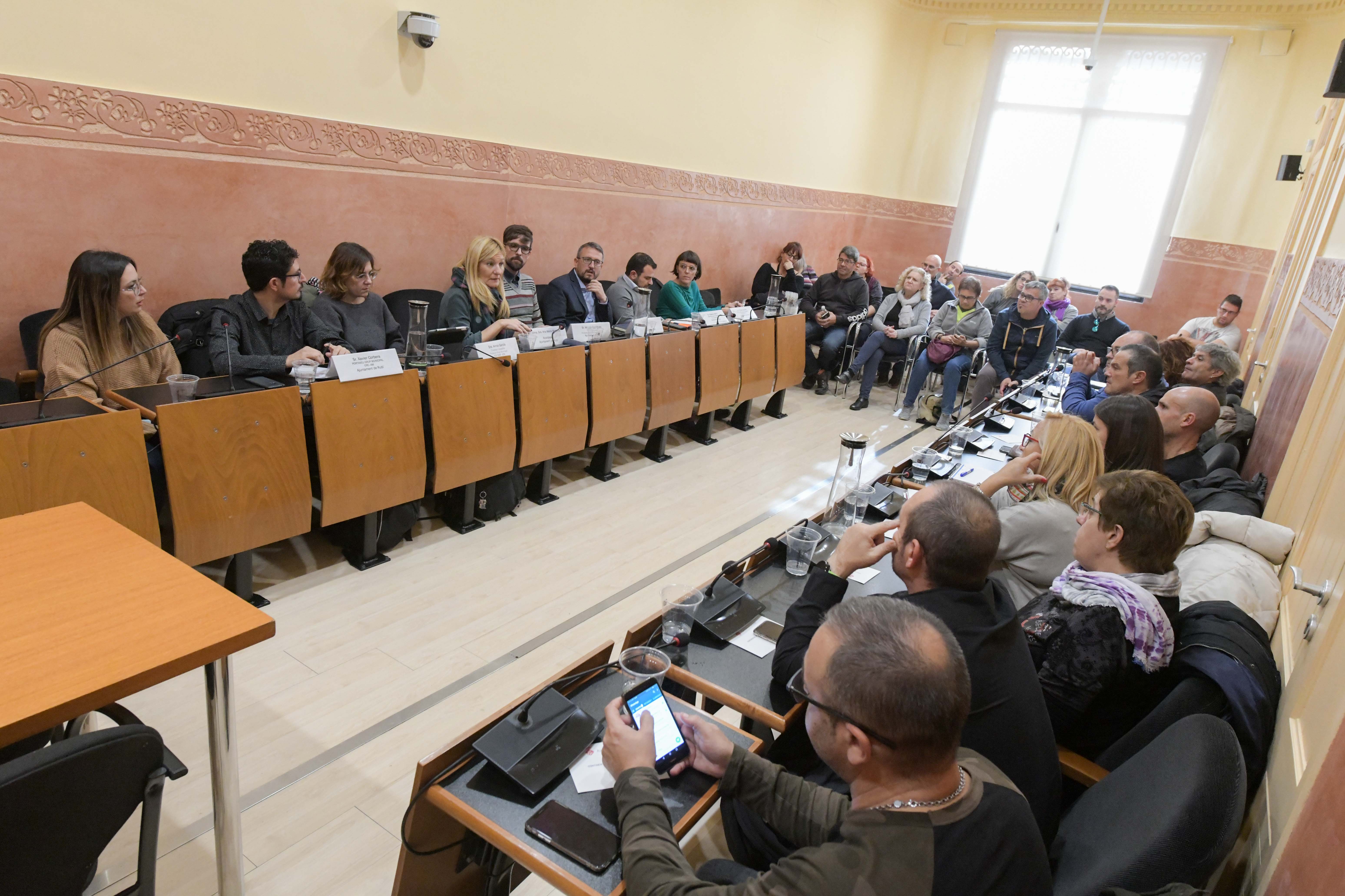 La reunió ha tingut lloc a la sala de plens. FOTO: Ajuntament-Localpres