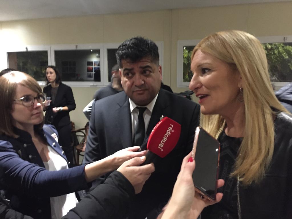 El regidor d'Esports, Juan López, juntament amb l'alcadessa de Rubí, Ana María Martínez, parlen als mitjans de comunicació. FOTO: Redacció