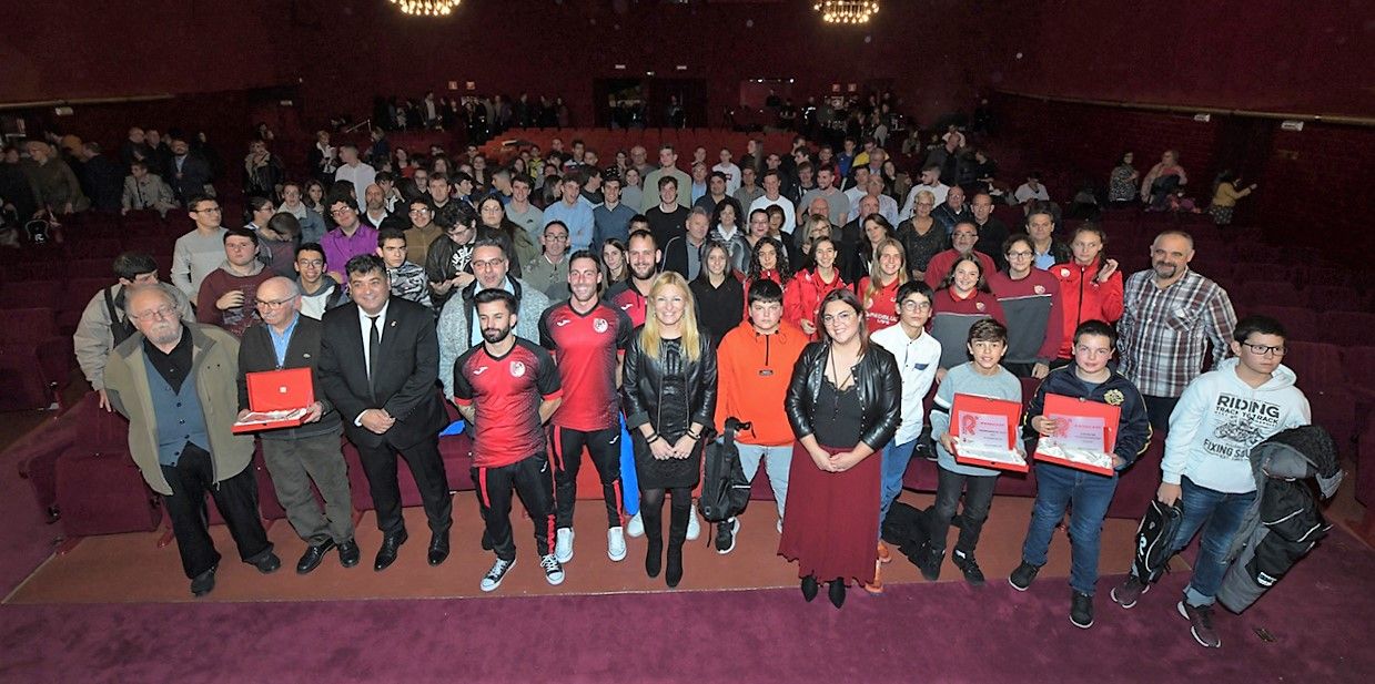 L'alcaldessa i els regidors, amb els guardonats. FOTO: Ajuntament - Localpres)