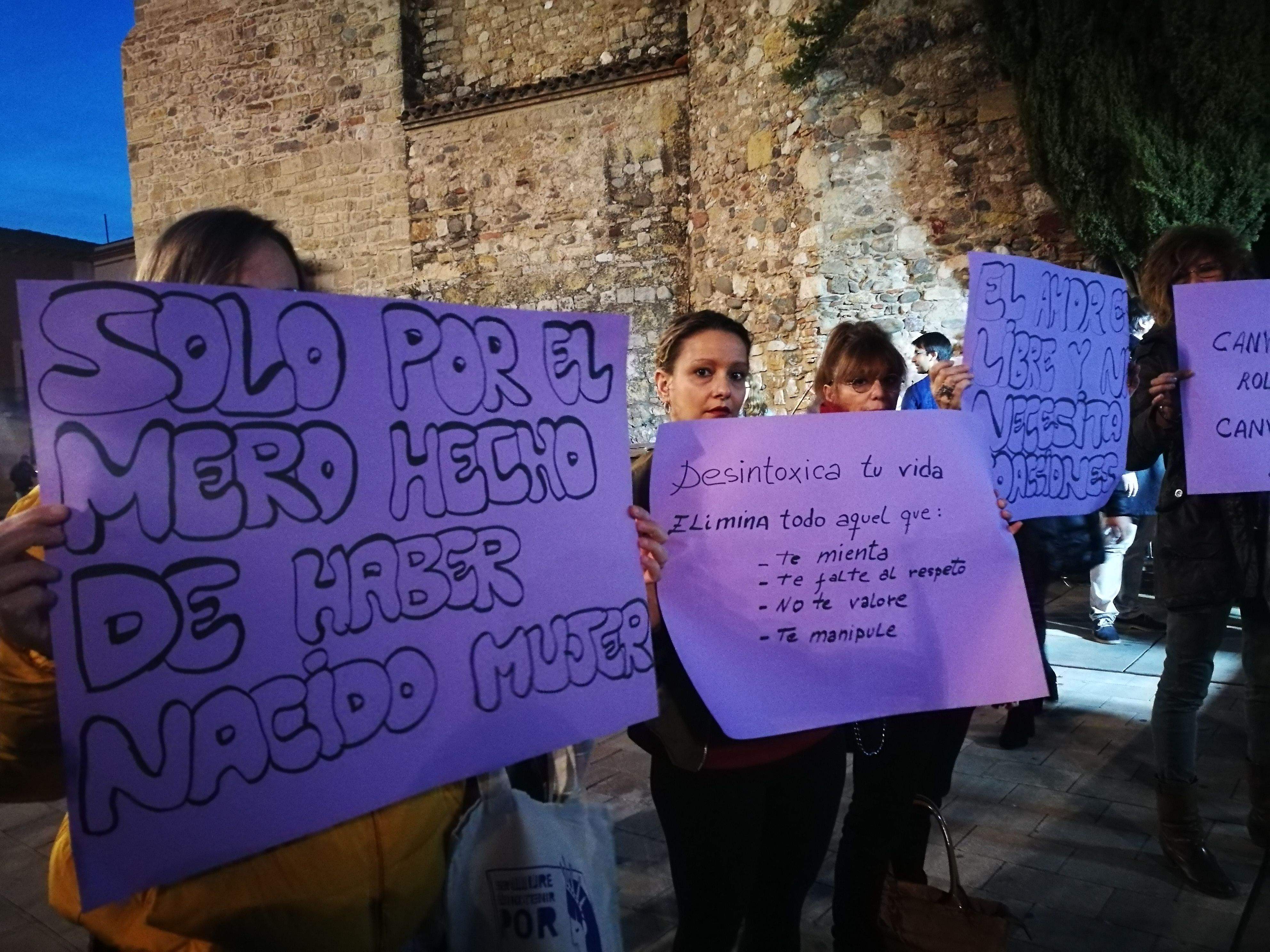 Moment de l'acte central en el Dia Internacional per a l'Eliminació de la Violència, a la plaça Dr. Guardiet. FOTO: Redacció