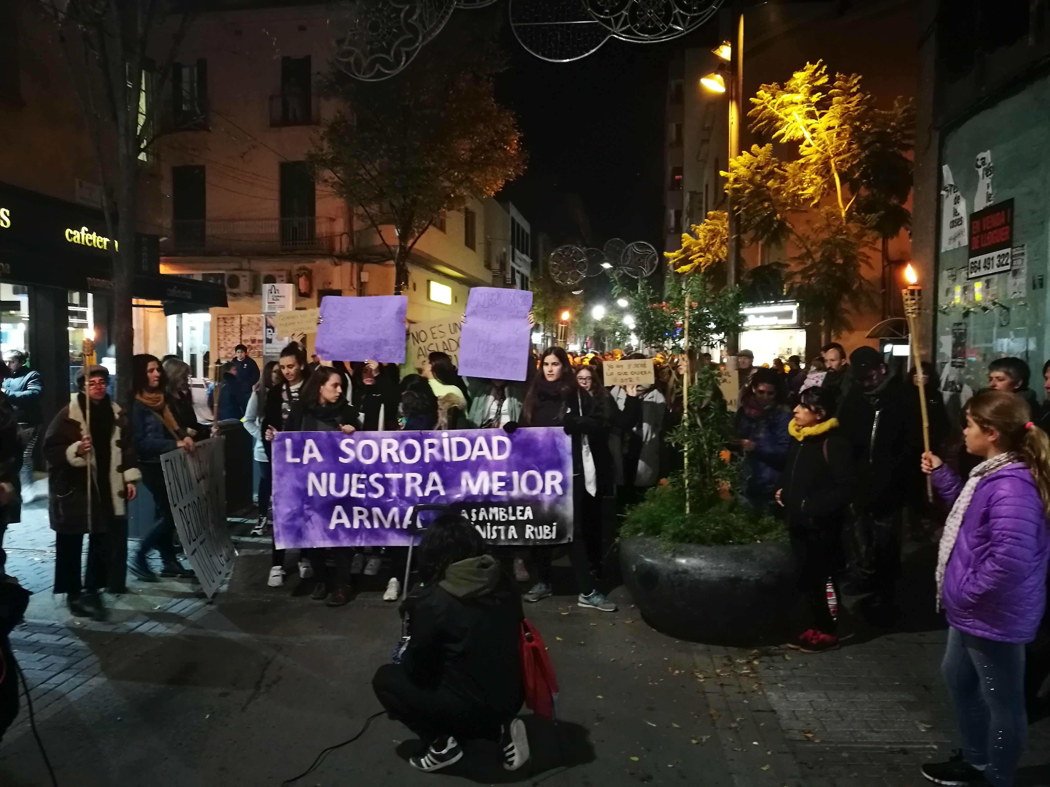 Més d'un centenar de persones s'han manifestat pels carrers de Rubí contra la violència masclista. FOTO: Redacció