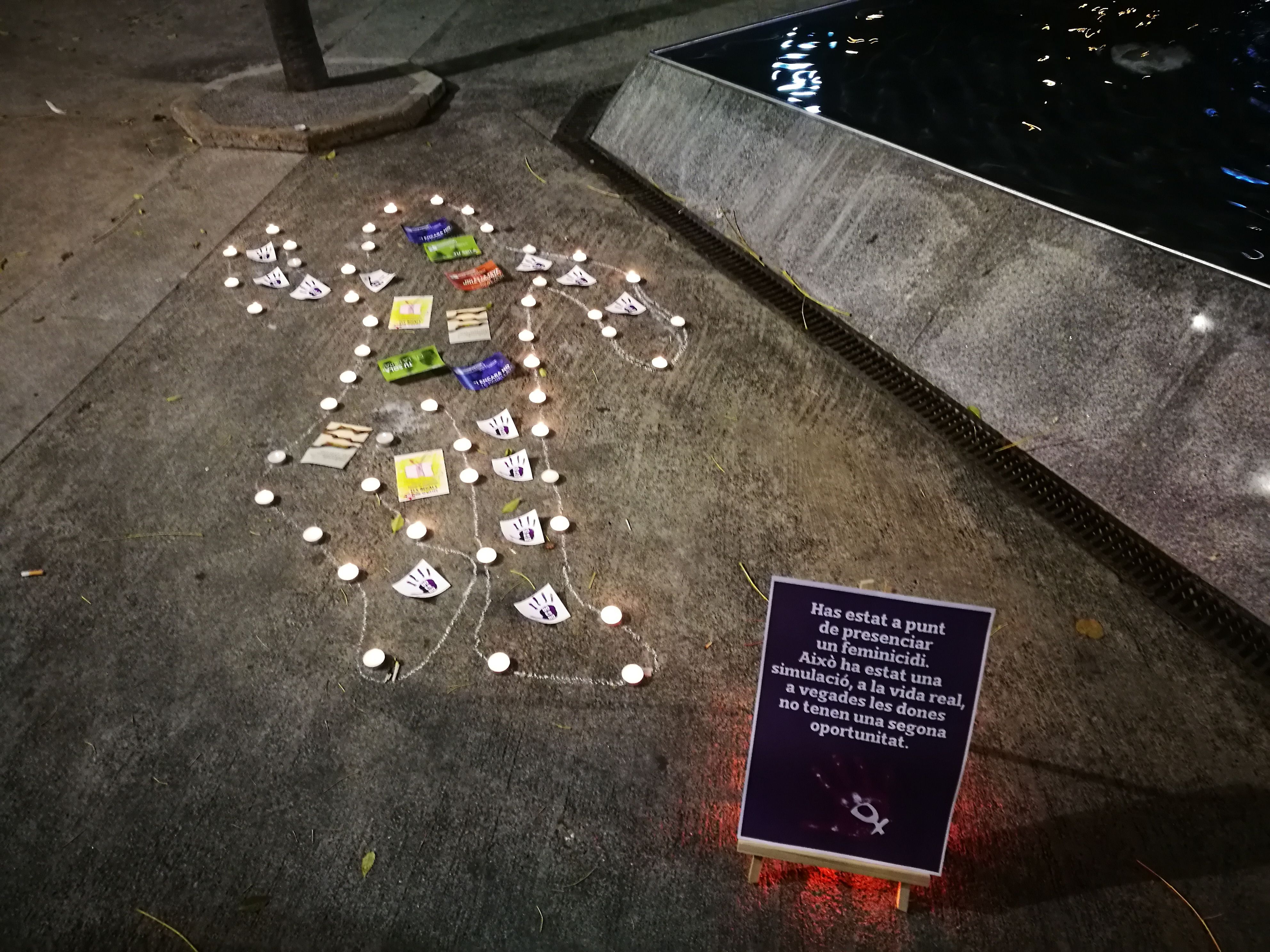 En Comú Podem ha organitzat un recorregut per micro masclismes a la plaça Catalunya de Rubí. FOTO: Redacció