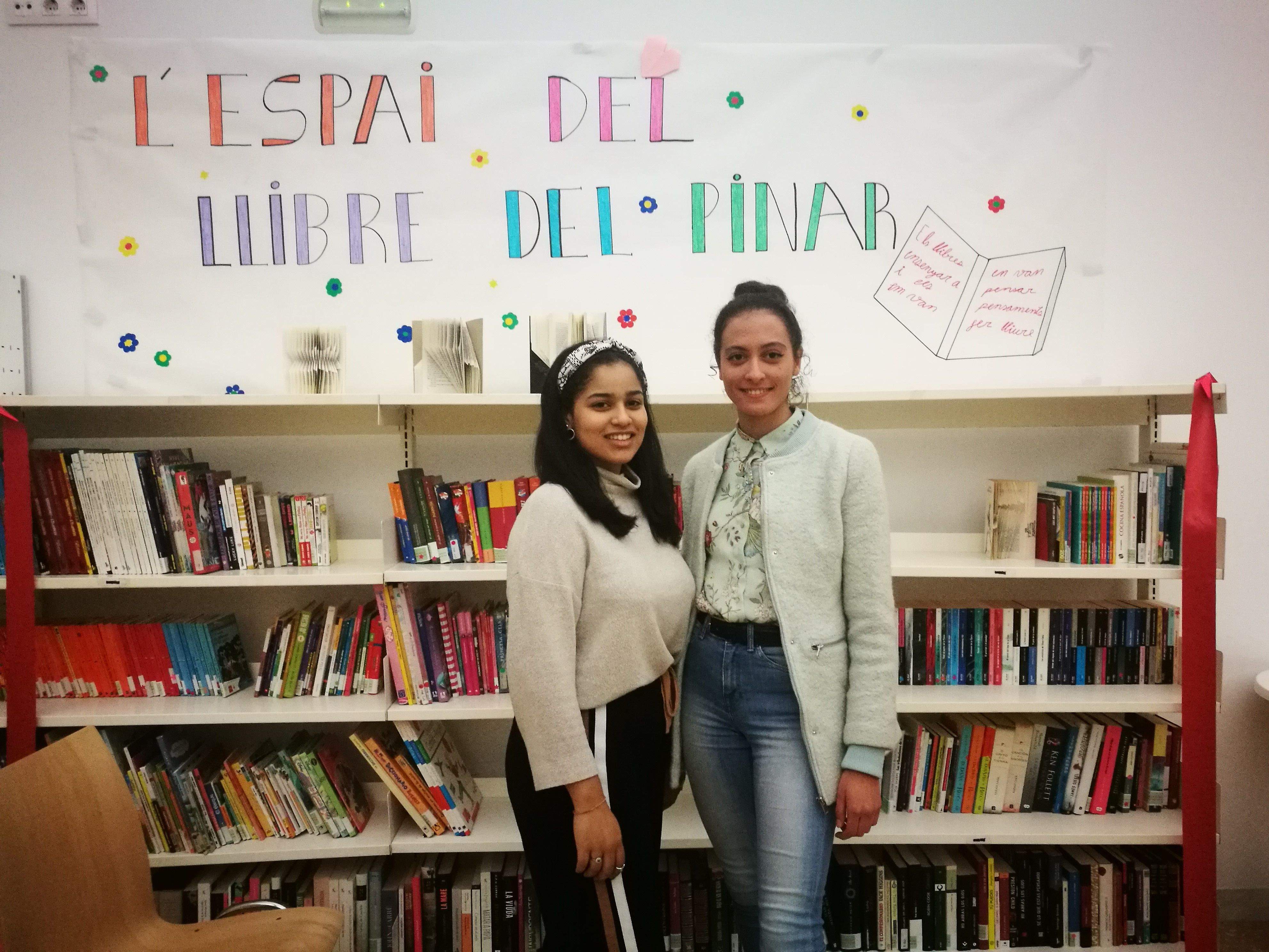La Chaima Farzouz i la Siham Azaouyat davant del nou Espai Llibre al centre cívic del Pinar. FOTO: Redacció La Chaima Farzouz i la Siham Azaouyat davant del nou Espai Llibre al centre cívic del Pinar. FOTO: Redacció