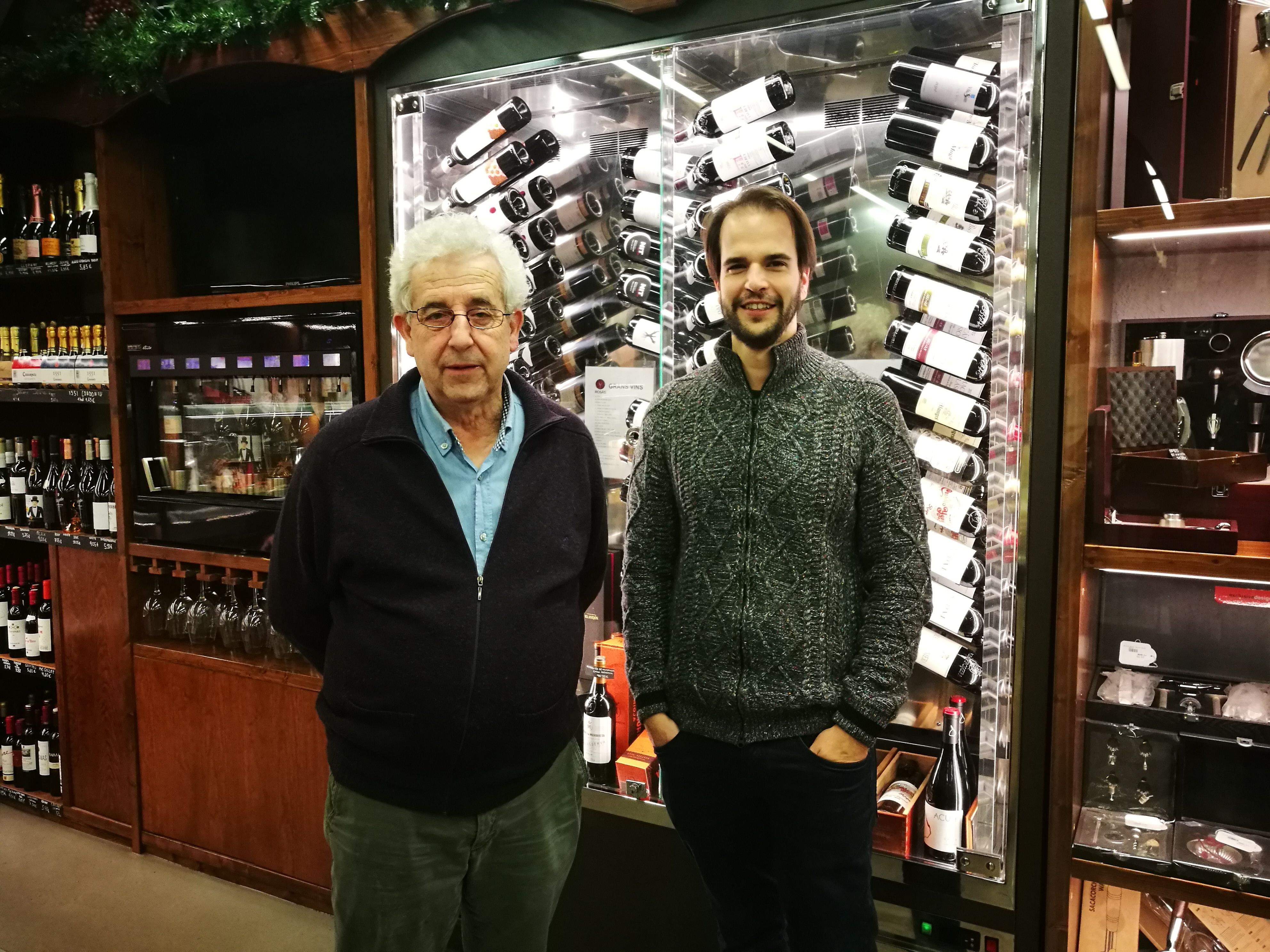 Les dues darreres generacions de Bodegas Rosàs a l'interior de l'establiment. FOTO: Redacció