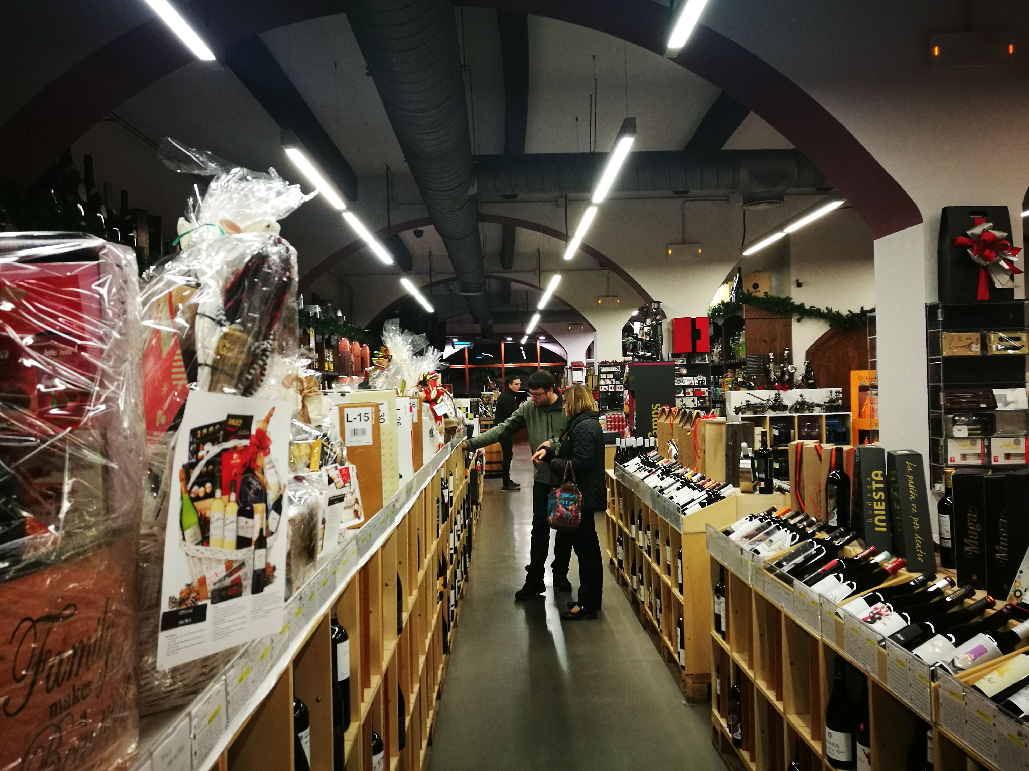 Bodegas Rosàs ofereix tastos de vins i més de 1.000 referències. FOTOS: Redacció Bodegas Rosàs ofereix tastos de vins i més de 1.000 referències. FOTOS: Redacció
