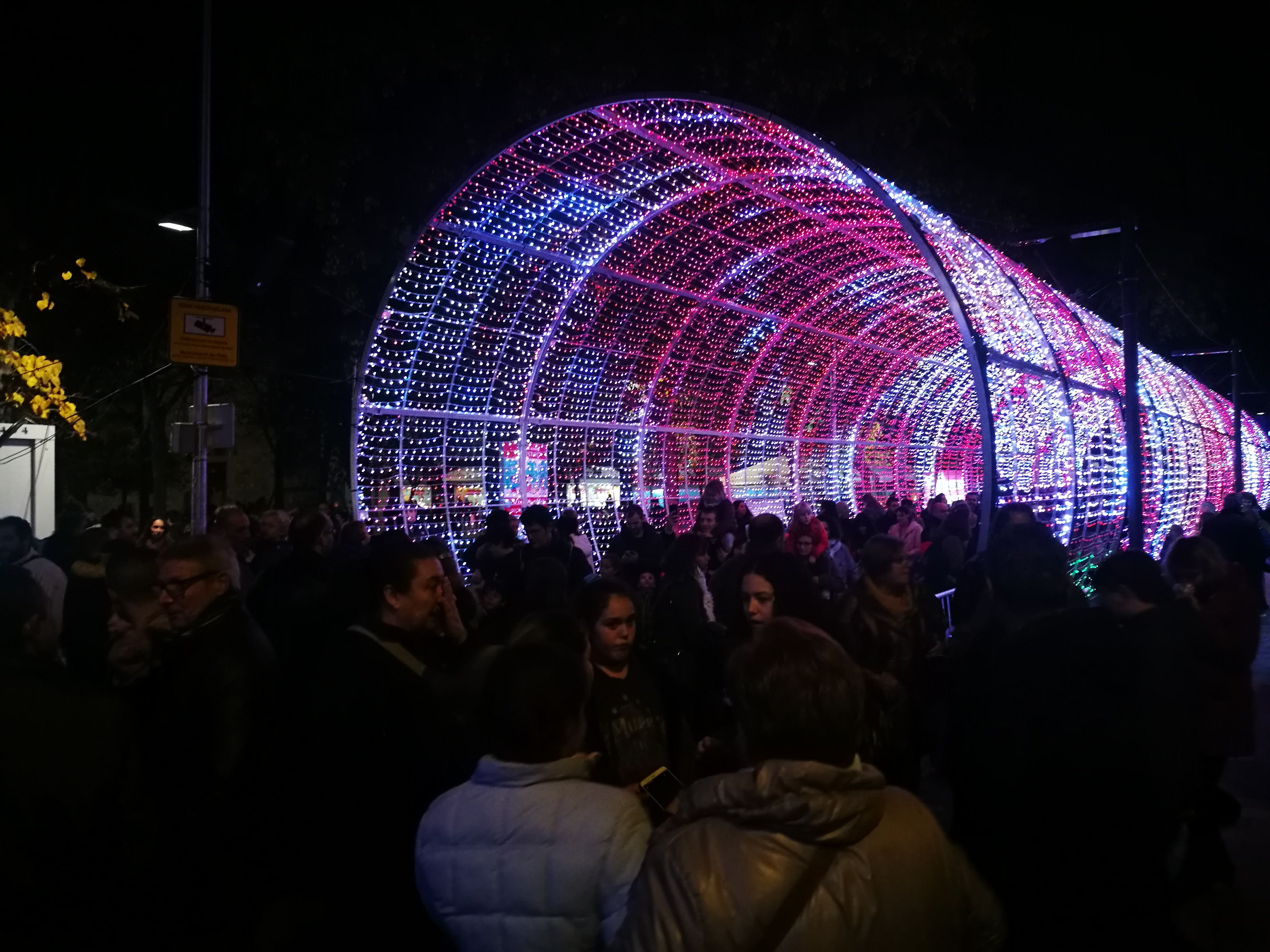 Una gran afluència de persones ha assistit a l'espectacle de llum i música de la tradicional encesa de Nadal a Rubí. FOTO: Redacció