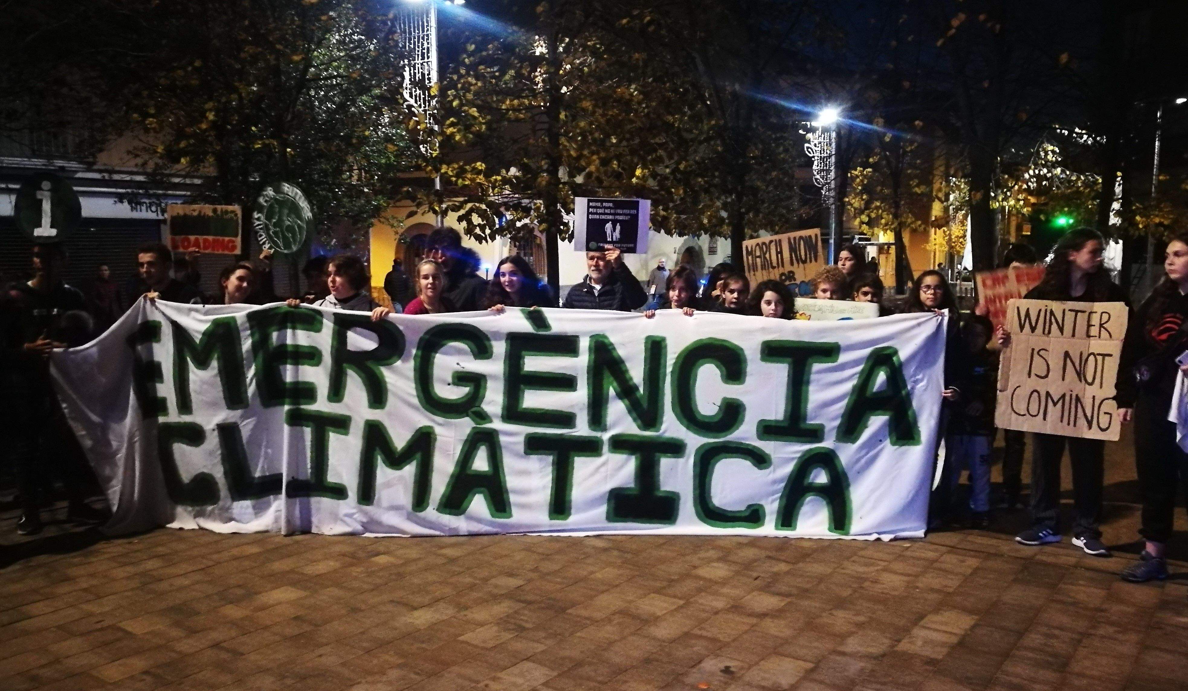 Els joves manifestants han desplegat una gran pancarta sota el lema 'Emergència climàtica' a la plaça Doctor Guardiet. FOTO: Redacció