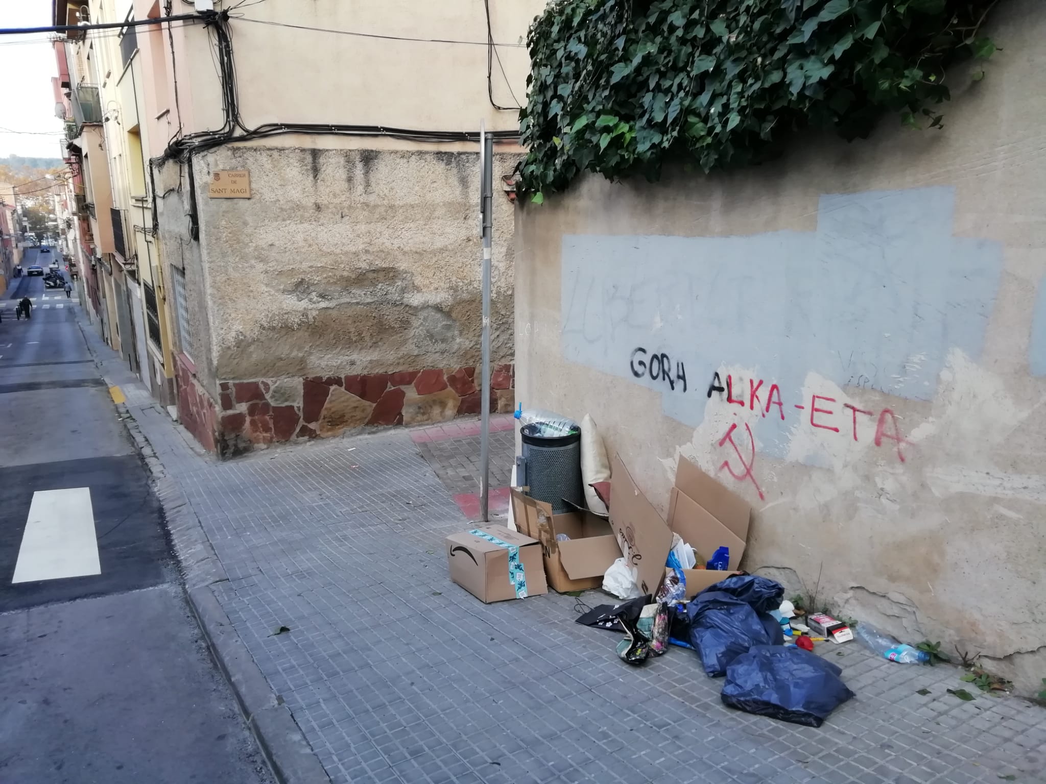 Incivisme al carrer Sant Magí cantonada amb Sant Josep de Rubí. FOTO: Cedida