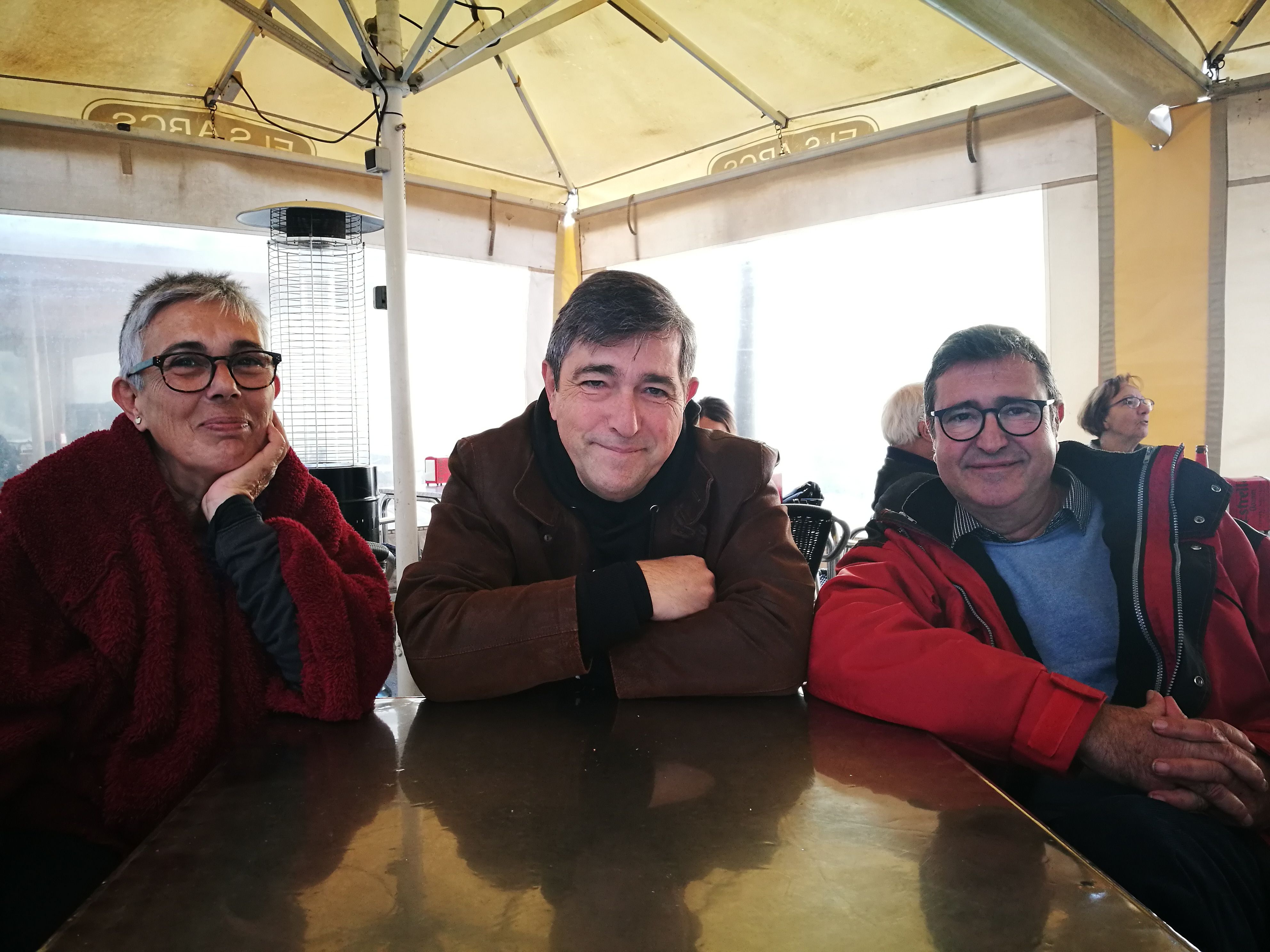 Rosa Maria Vergara, membre del projecte solidari, Jordi Peiró, president del CEF Can Mir i l'entrevistat, Xavi Mas. FOTO: Redacció: Rosa Maria Vergara, membre del projecte solidari, Jordi Peiró, president del CEF Can Mir i l'entrevistat, Xavi Mas. FOTO: Redacció: