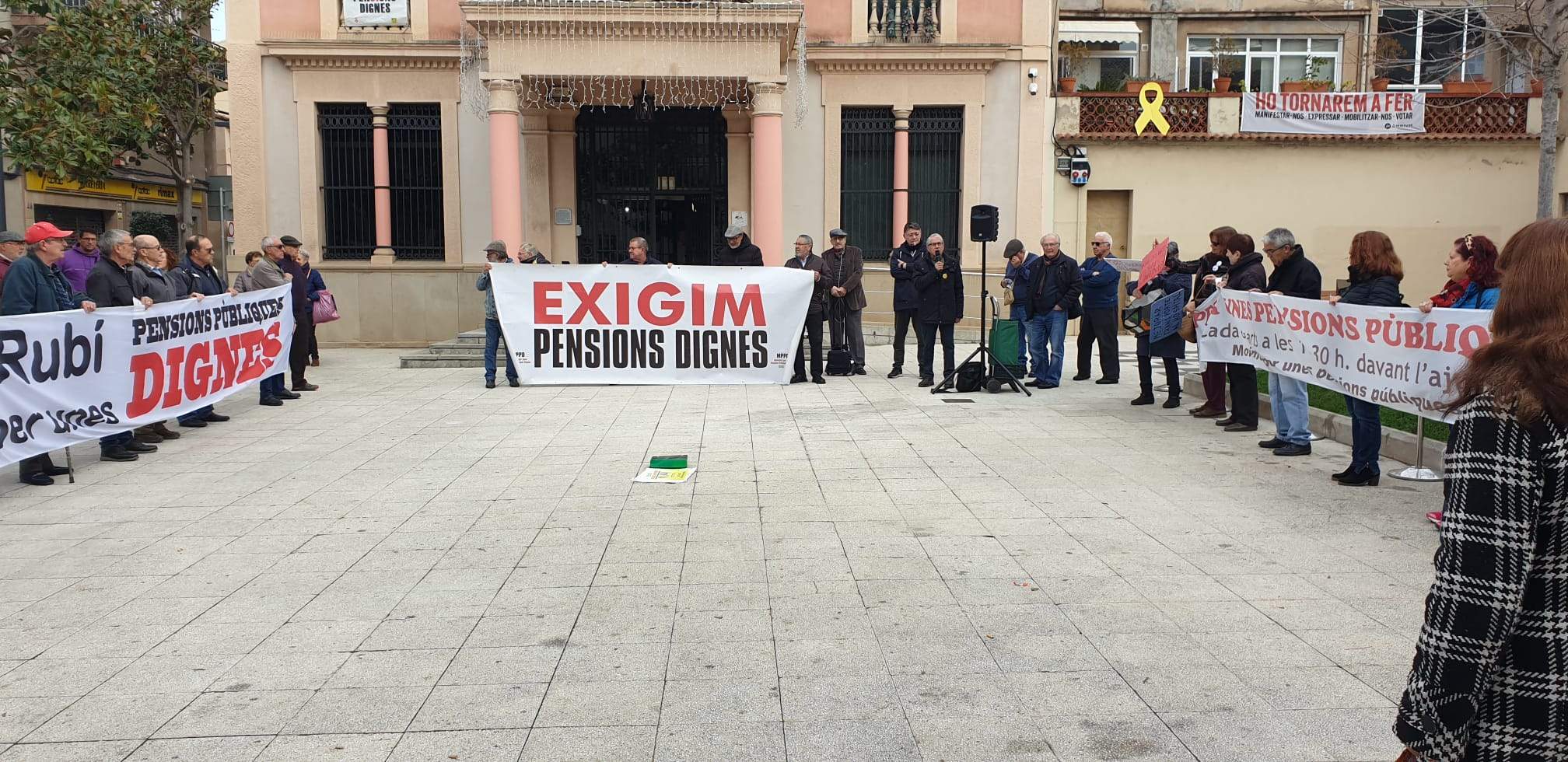 El Moviment per unes pensions públiques dignes de Rubí  dóna el seu suport a la plantilla de Continental. FOTO: Joaquim Gràcia El Moviment per unes pensions públiques dignes de Rubí  dóna el seu suport a la plantilla de Continental. FOTO: Joaquim Gràcia