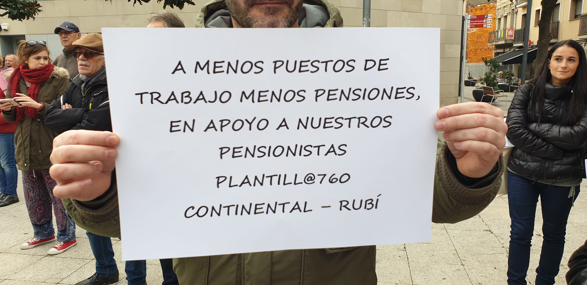 Els pensionistes han mostrat el seu suport amb pancartes a la plantilla de Continental. FOTO: Joaquim Gràcia