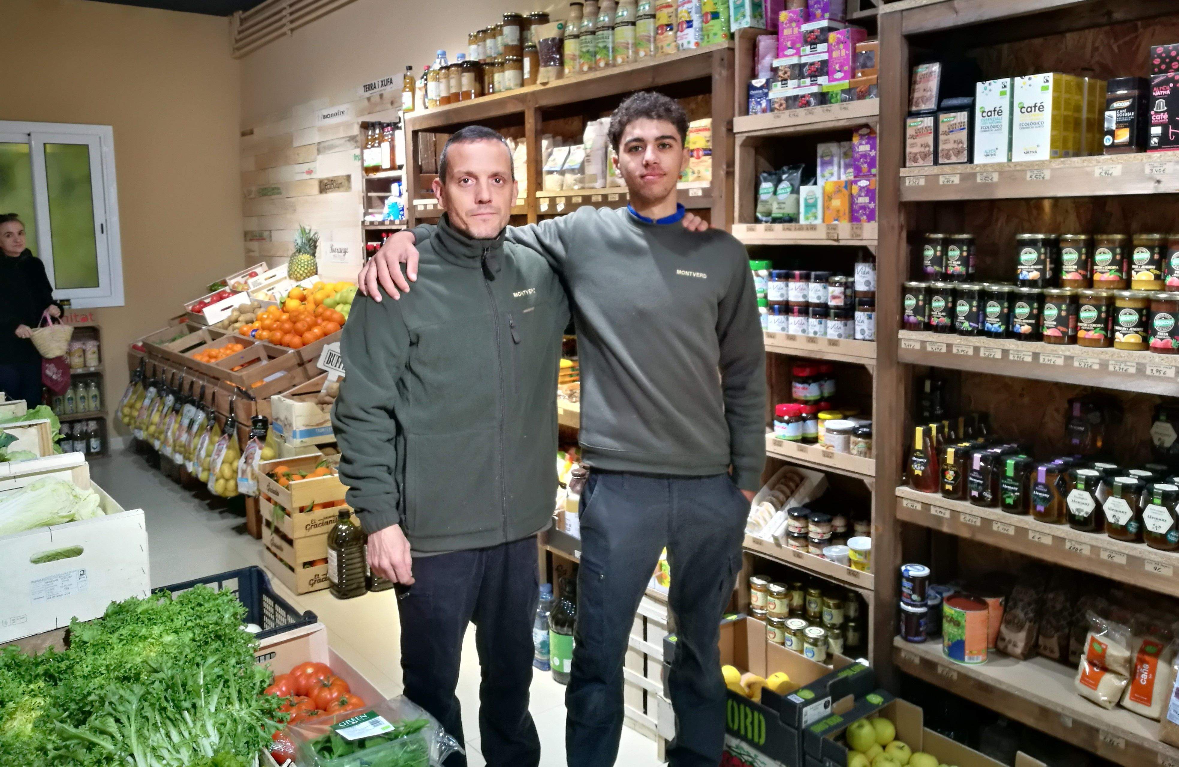 El Rafael i el Karim treballen a la fruiteria ecològica i de proximitat Montverd, guardonada com a millor iniciativa comercial del 2019 a Rubí. FOTO: Redacció El Rafael i el Karim treballen a la fruiteria ecològica i de proximitat Montverd, guardonada com a millor iniciativa comercial del 2019 a Rubí. FOTO: Redacció