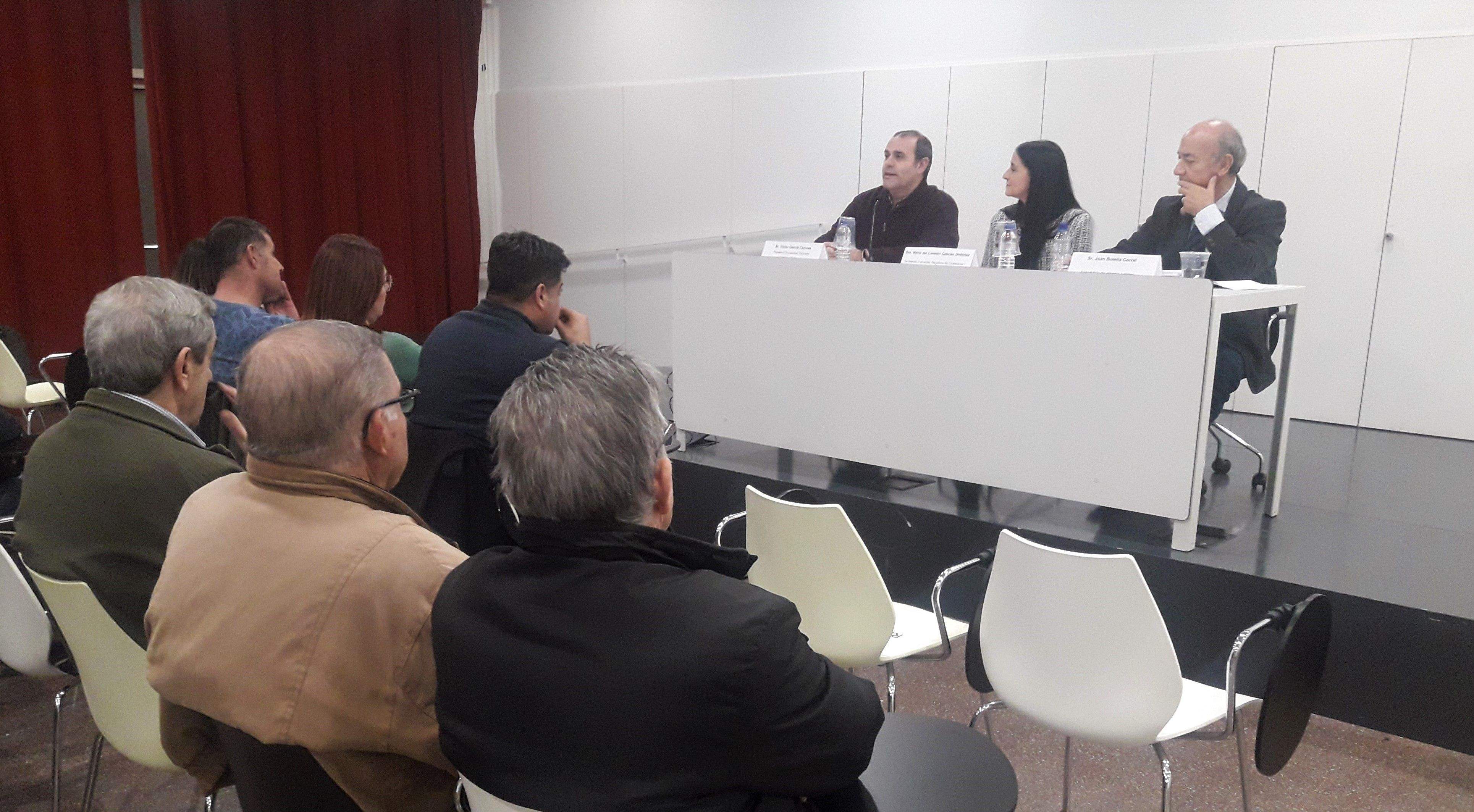 Els ponents: Víctor García Correas (esquerra), Mª Carmen Cebrián Ordóñez (centre) i Joan Botella Corral (dreta). FONT: Redacció.