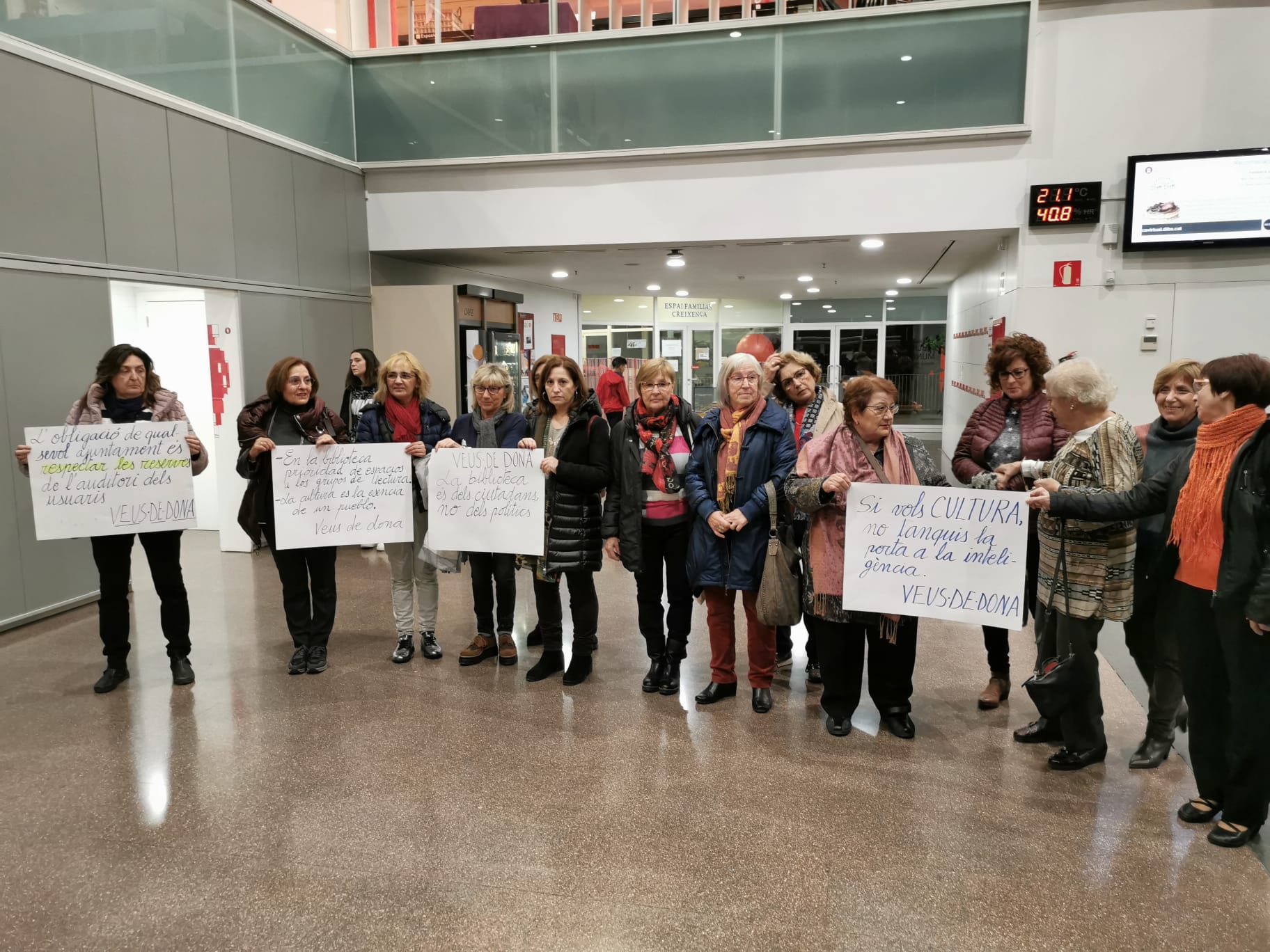 Protesta en silenci de les integrants del club de lectura Veus de dona. FOTO: Cedida